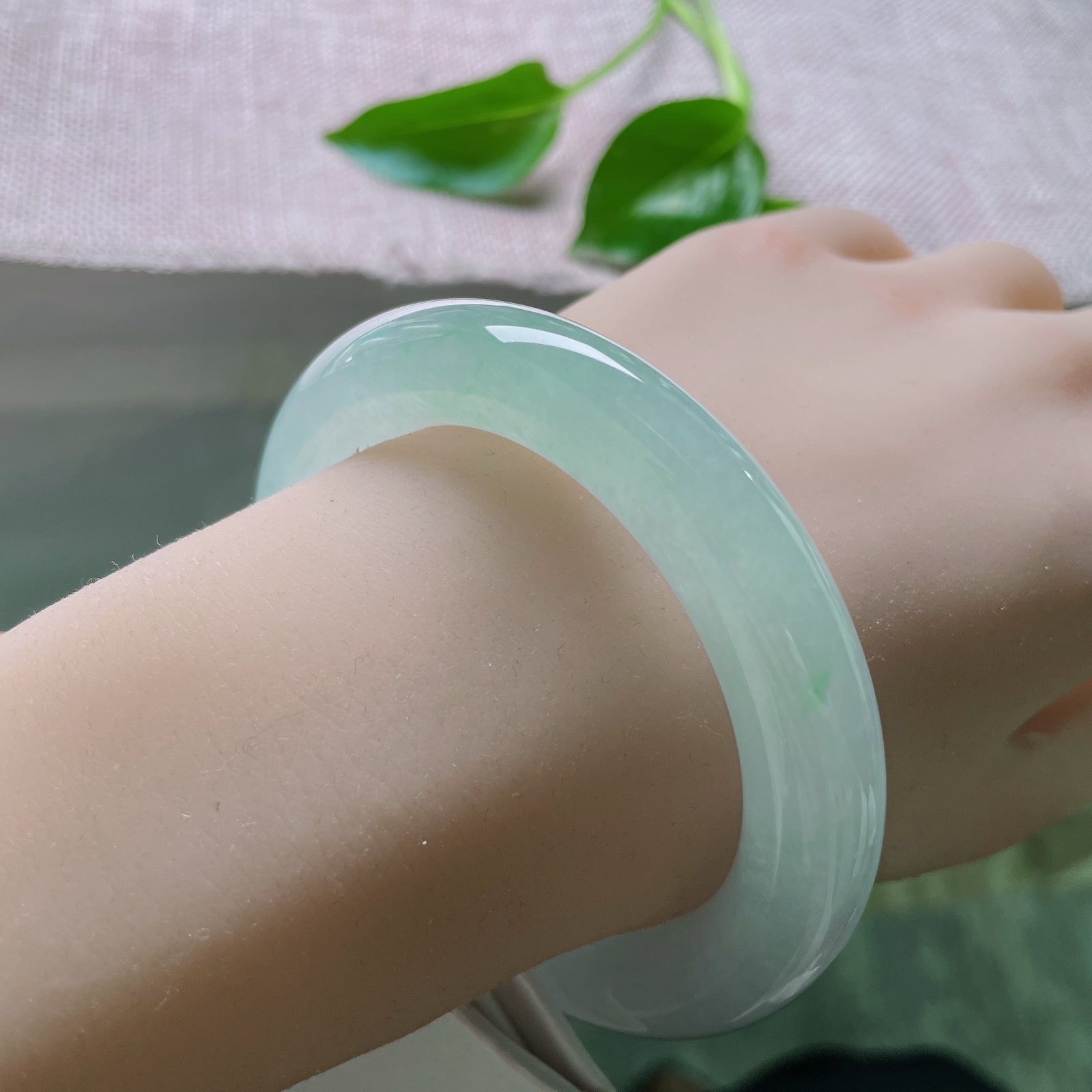 55.5/11.4，冰晴底圆条，集清透、淡彩、圆润于一身，气质担当，无暇