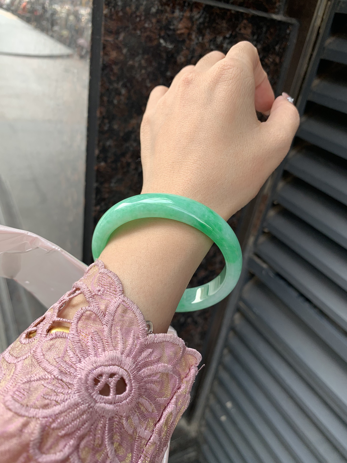 白底青阳绿花正圈
59.4-7.2-13.5底妆水润，满圈阳绿花色点睛之笔，更显灵动，有生命力。