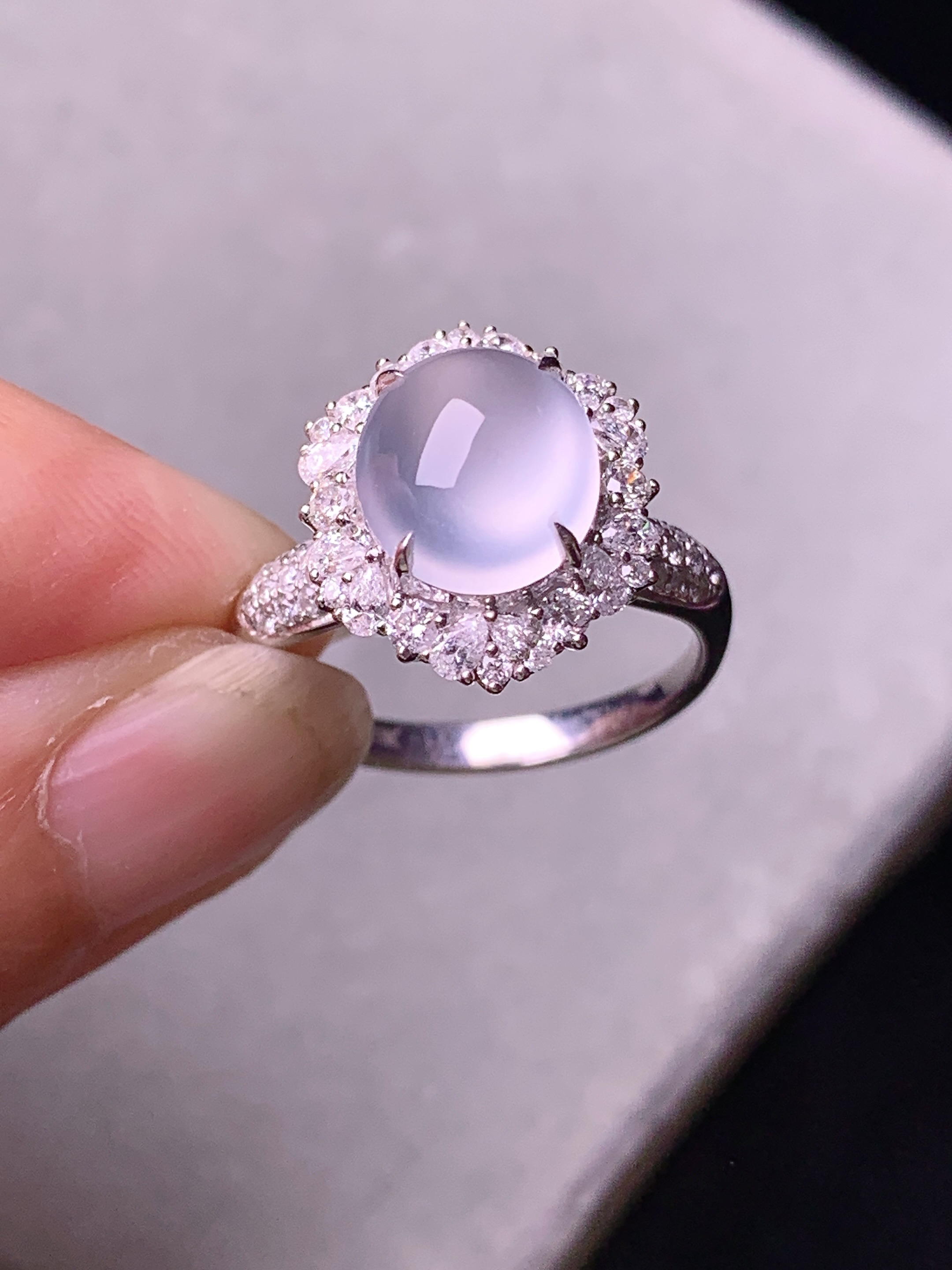 18k金钻镶嵌冰种蛋面戒指 玉质细腻 色泽艳丽清新 水润亮眼 圈口14 整体尺寸15*13*10.8t1