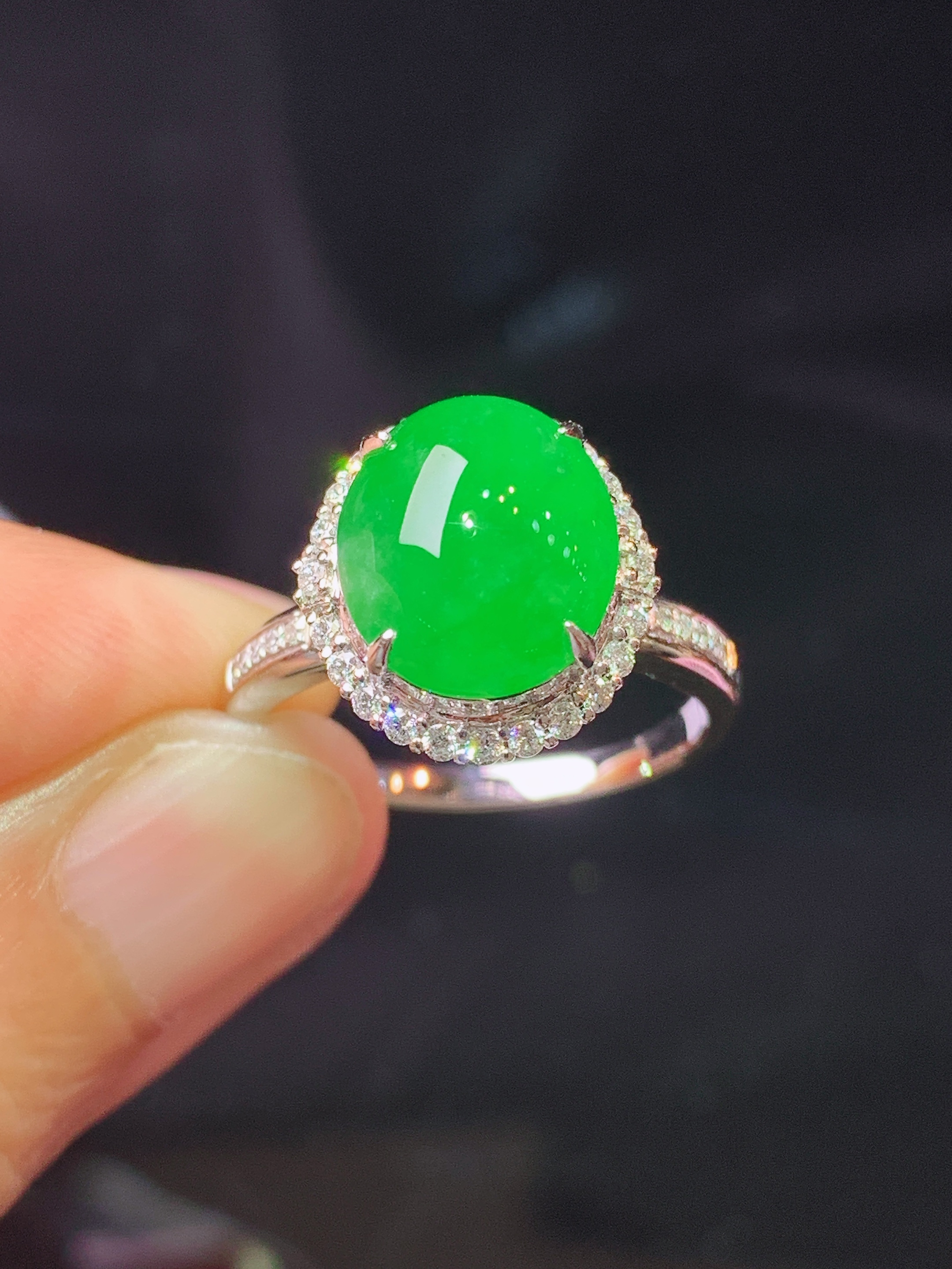 18k金钻镶嵌满绿蛋面戒指 玉质细腻 色泽艳丽清新 水润亮眼 圈口14 整体尺寸13.5*12.6*10f1