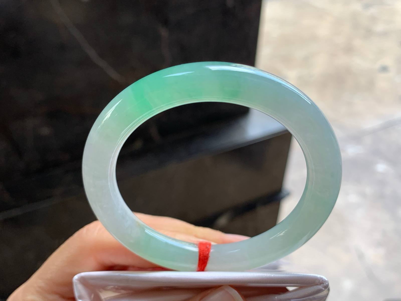 52-9

晴绿圆条手镯^_^色阳 水润