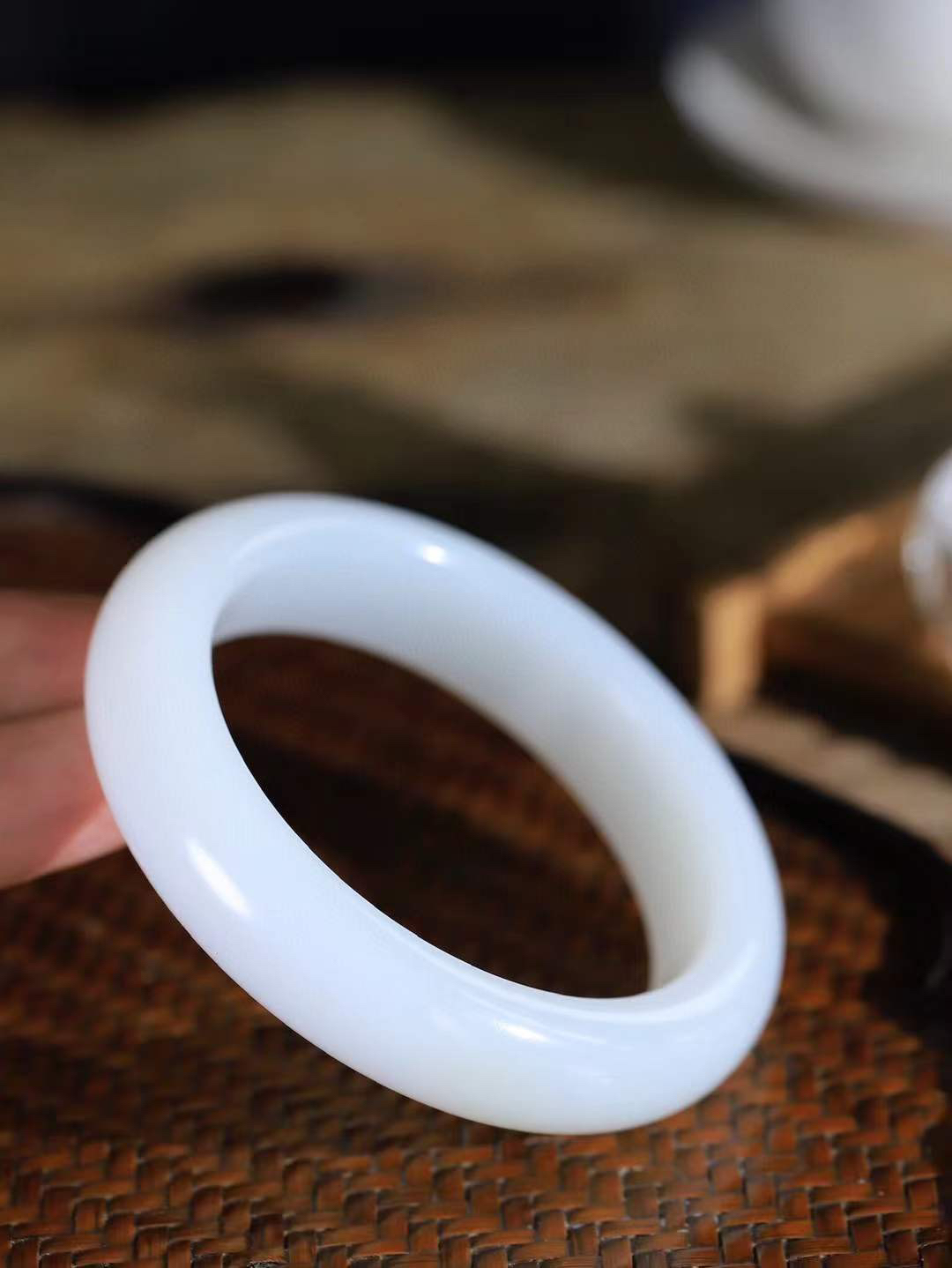 （一见倾心.手镯）

收藏级臻品️和田玉白玉手镯，玉质温润细腻 油性十足 手感舒适，高华雅逸，线条流畅，简约大气，美自天成，素雅高贵。佩戴于腕间，婉约之美，举手投足间透出那低调奢华。重84克  尺寸59-15.3-10.4mm16353130T