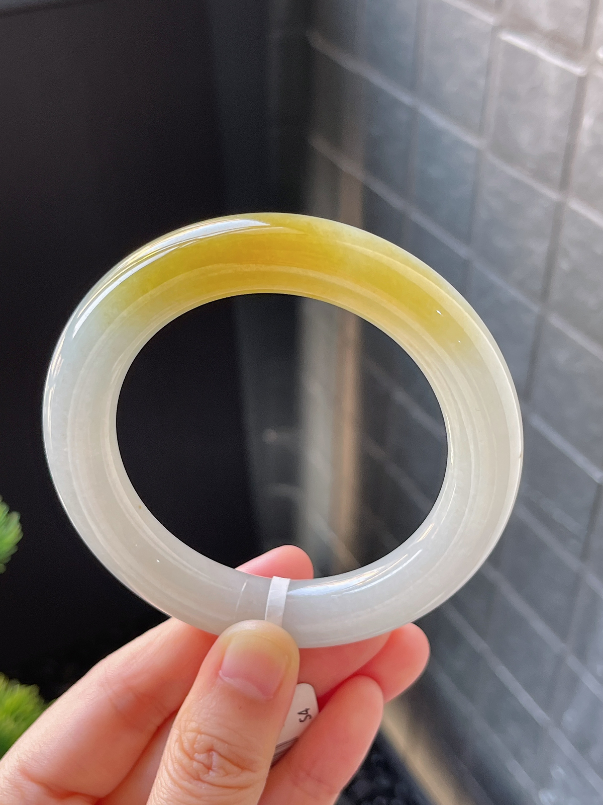 圆镯54.7圈口，翡翠冰糯种淡黄色手镯