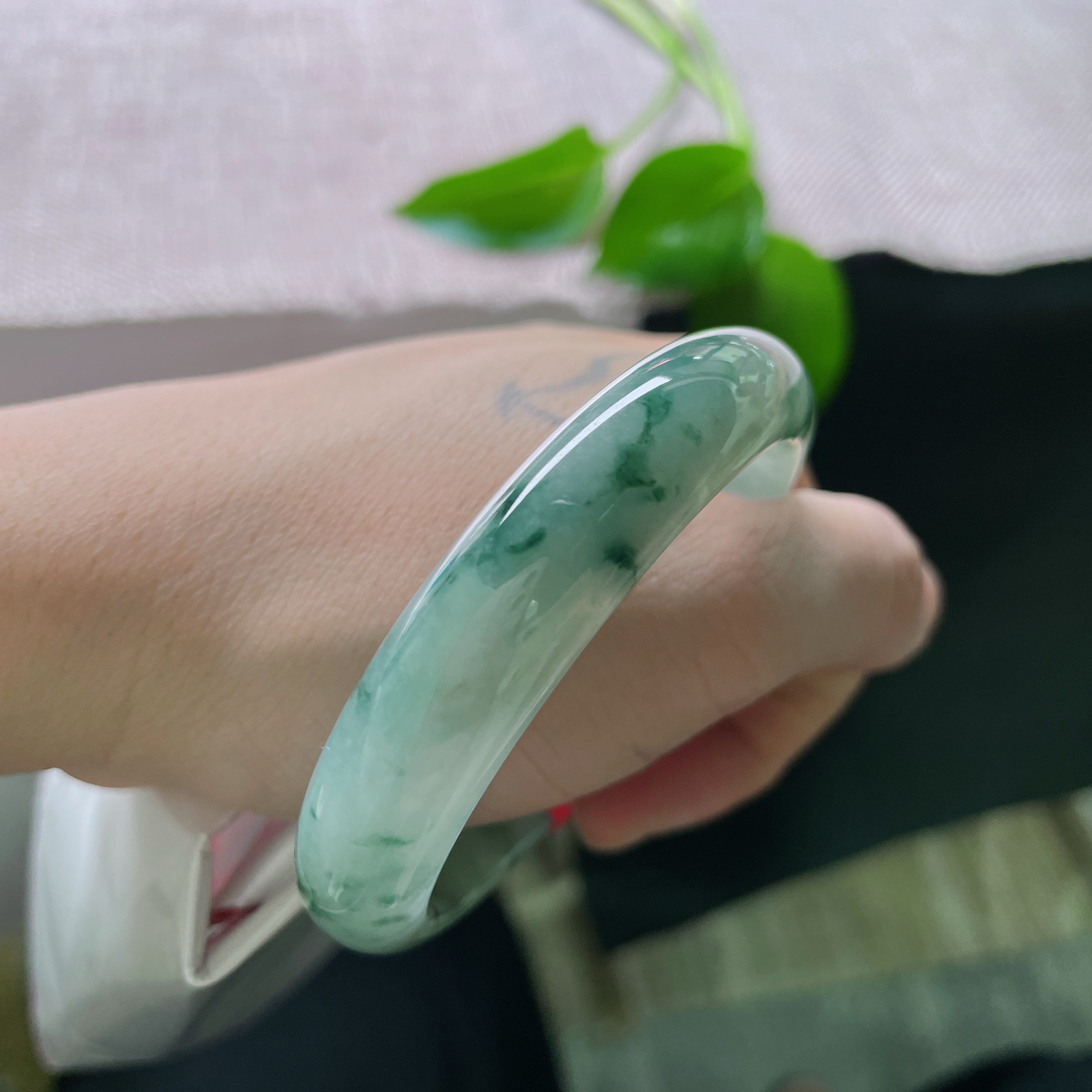 54/12.4/7.3，飘花正圈，冰底为宣，飘花作画，天然落笔的写意水墨，每一只都是孤品。