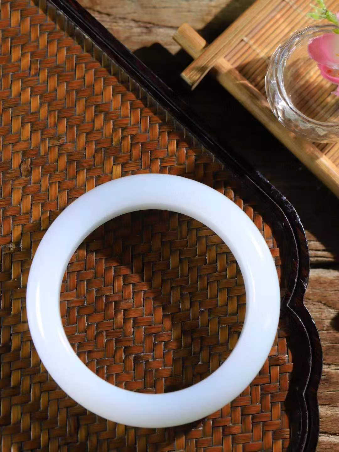 （一见倾心.手镯）

收藏级臻品️和田玉白玉手镯，玉质温润细腻 油性十足 手感舒适，高华雅逸，线条流畅，简约大气，美自天成，素雅高贵。佩戴于腕间，婉约之美，举手投足间透出那低调奢华。重84克  尺寸59-15.3-10.4mm16353130T