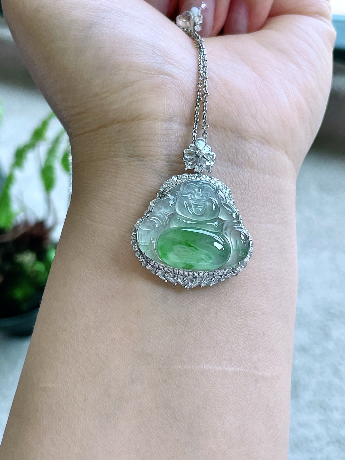 【镶嵌】高冰飘花佛公吊坠  
【说明】缅料 18k金镶嵌 性价比高  
【整体】36.7-29-9.5
【裸石】21-26.2-5