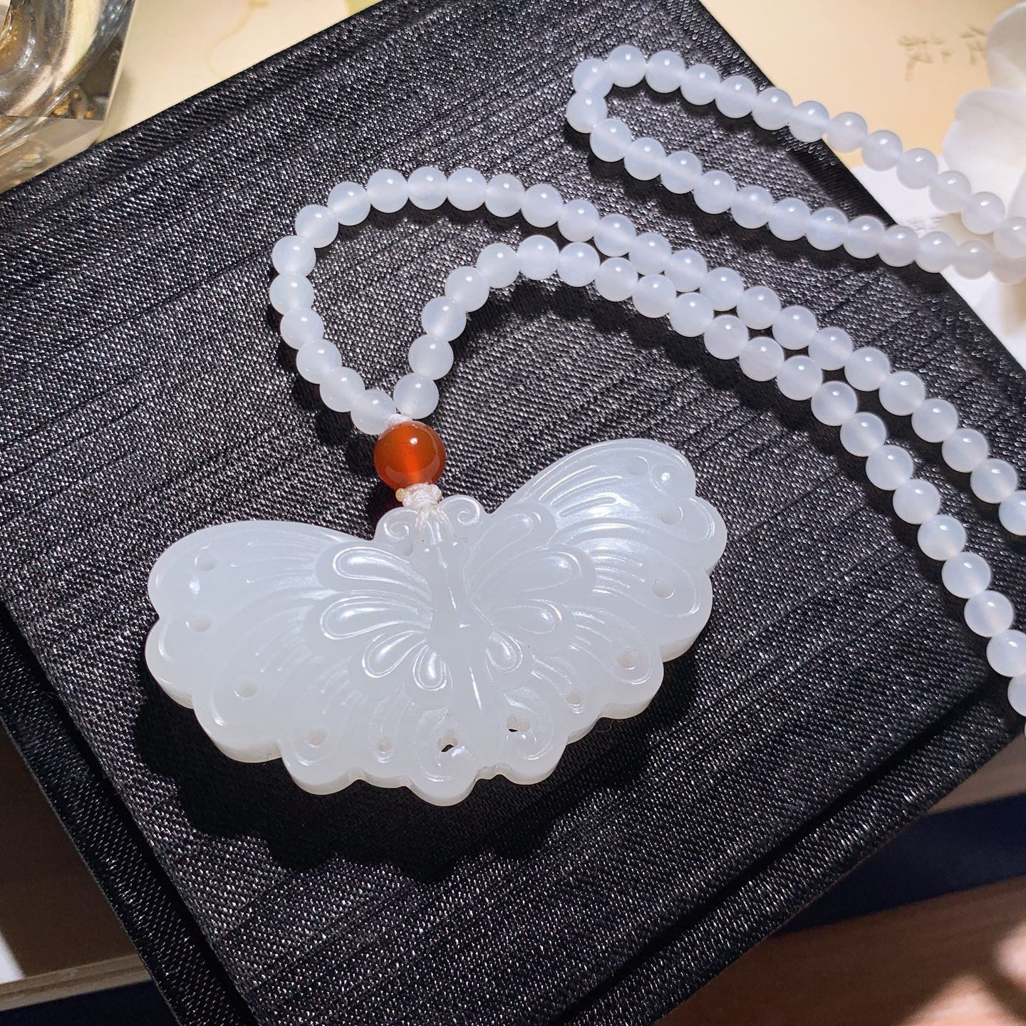 新疆和田玉羊脂白蝴蝶挂件 尺寸26/49/10重37.5克，玉质细腻油润 底色纯净 脂粉好，品质好！