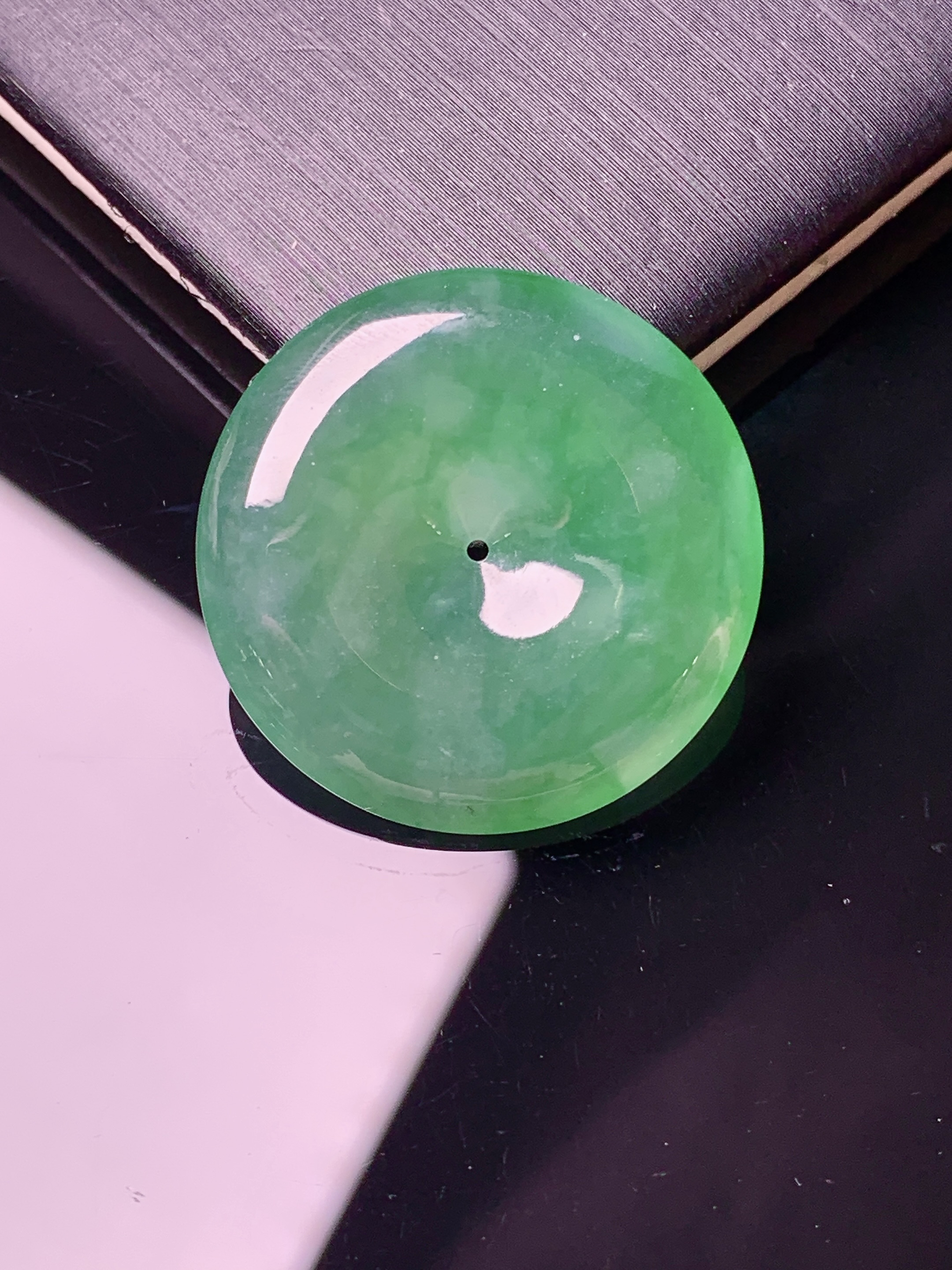 翠绿平安扣吊坠 玉质细腻 色泽艳丽清新 水润亮眼 整体尺寸24.8*3h3