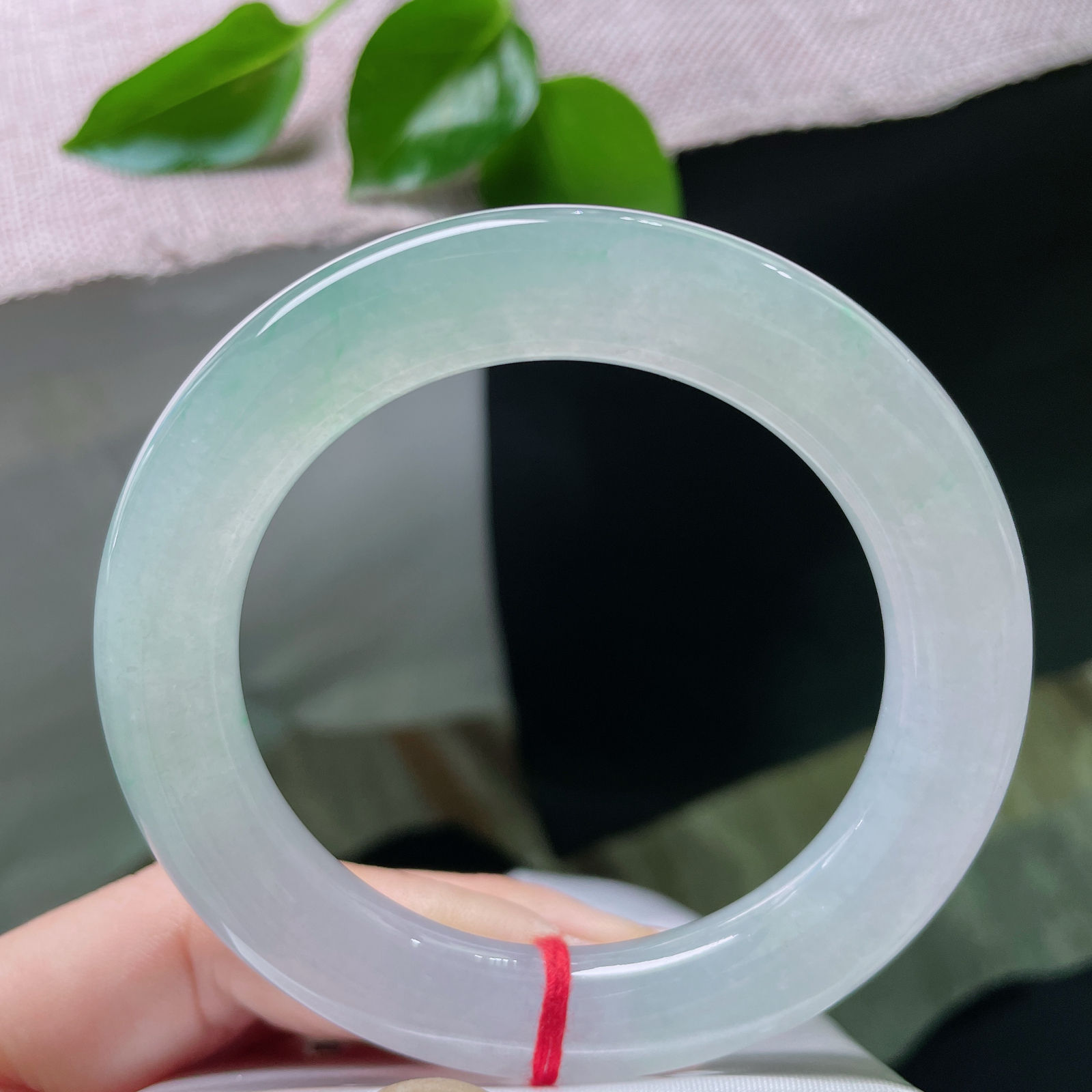 55.5/11.4，冰晴底圆条，集清透、淡彩、圆润于一身，气质担当，无暇