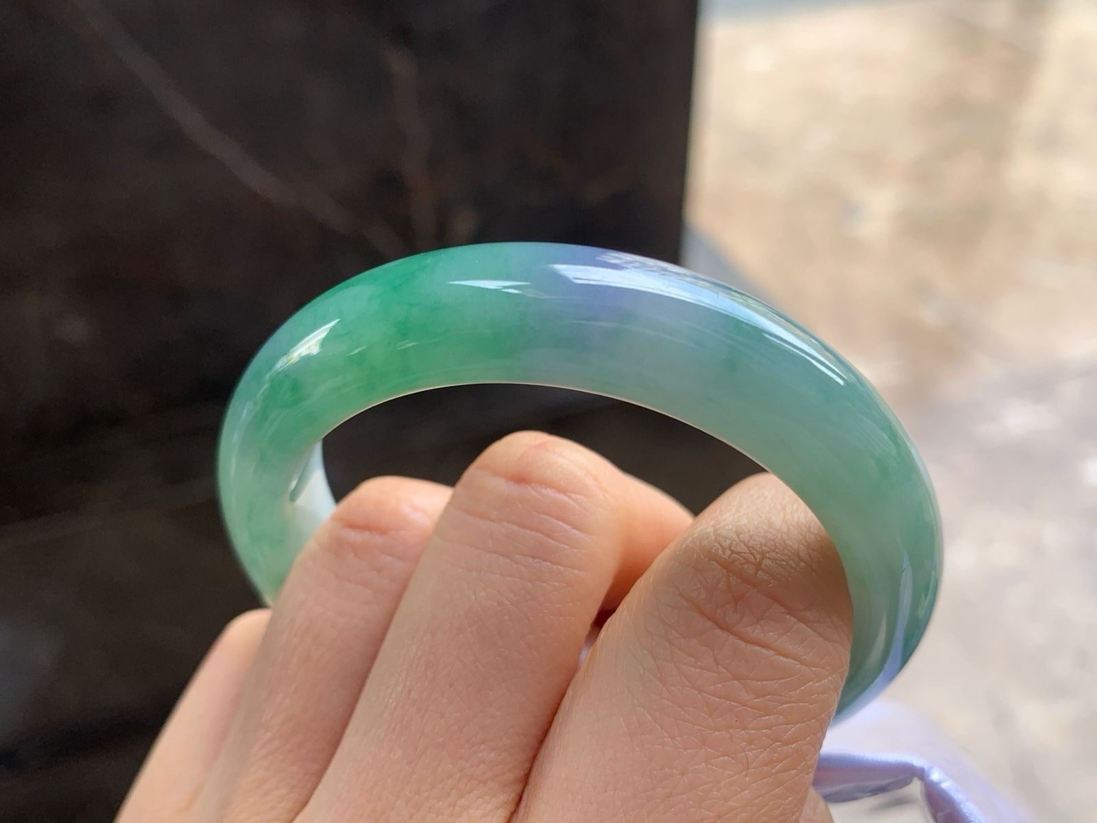 51-12.1-8.1

浓绿花带紫手镯^_^颜色鲜艳 特色手镯