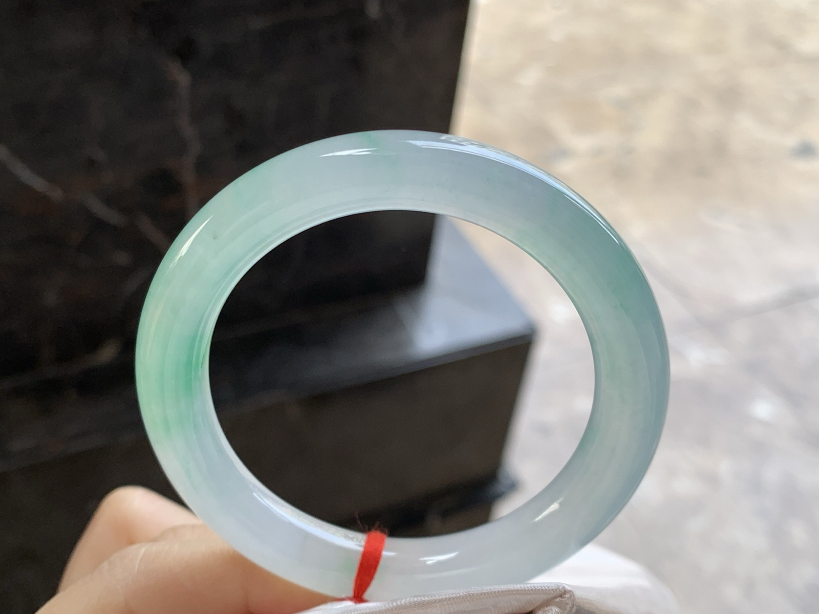 54.5-10

冰种带色圆条手镯^_^
有种有色～上手漂亮