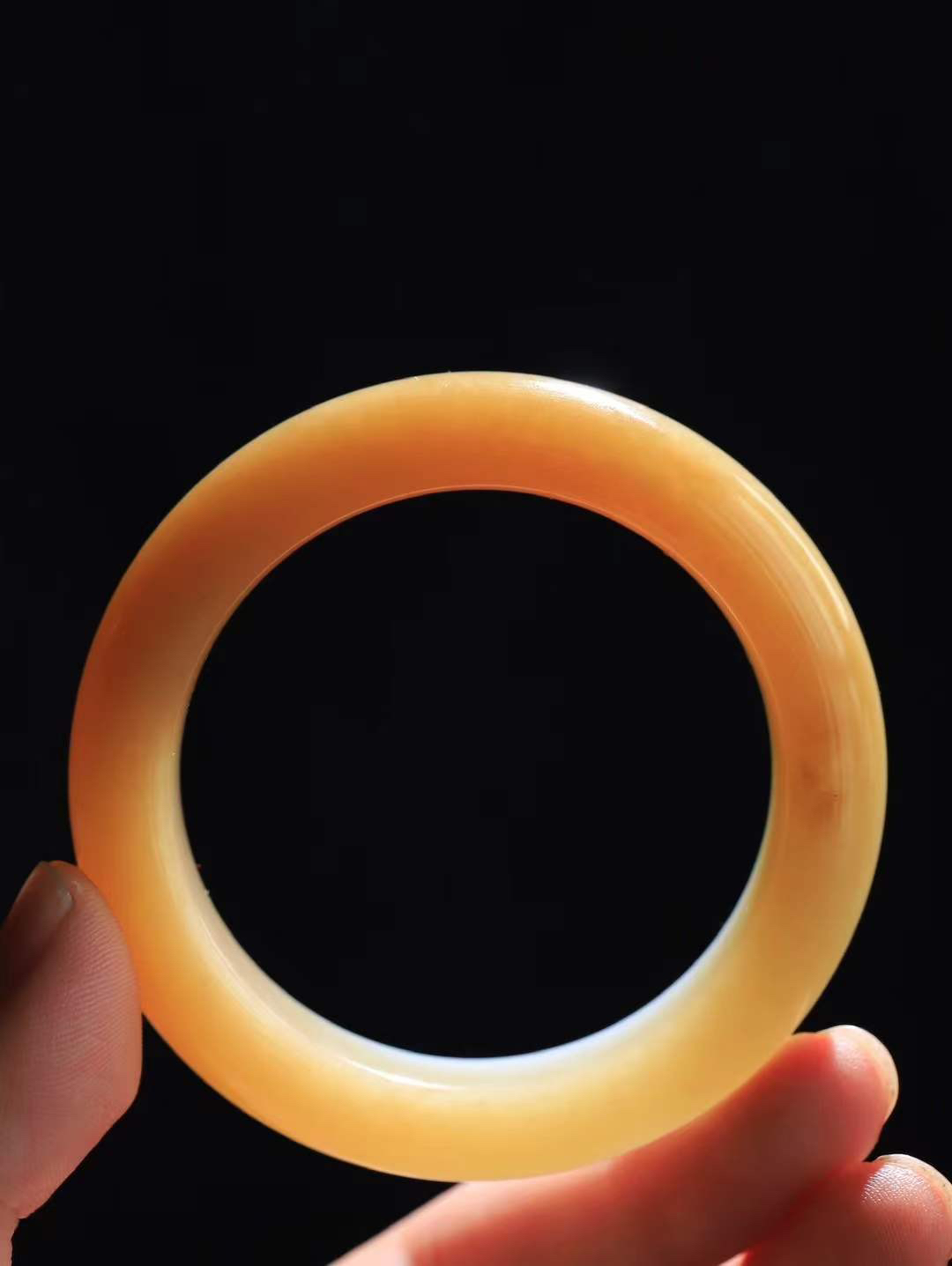 （温柔雅致.手镯）

精品️和田玉糖白玉手镯。镯型饱满，温润细腻，脂润沁香。️执一卷书，沏一盏茶，着一袭裙，戴一只镯。淡淡浅笺，素心若兰，静赏玉中诗画。悠悠岁月，芊手轻摘，盛满诗样芳华。重65克   尺寸52.5-14-10mm    FDL-66363133