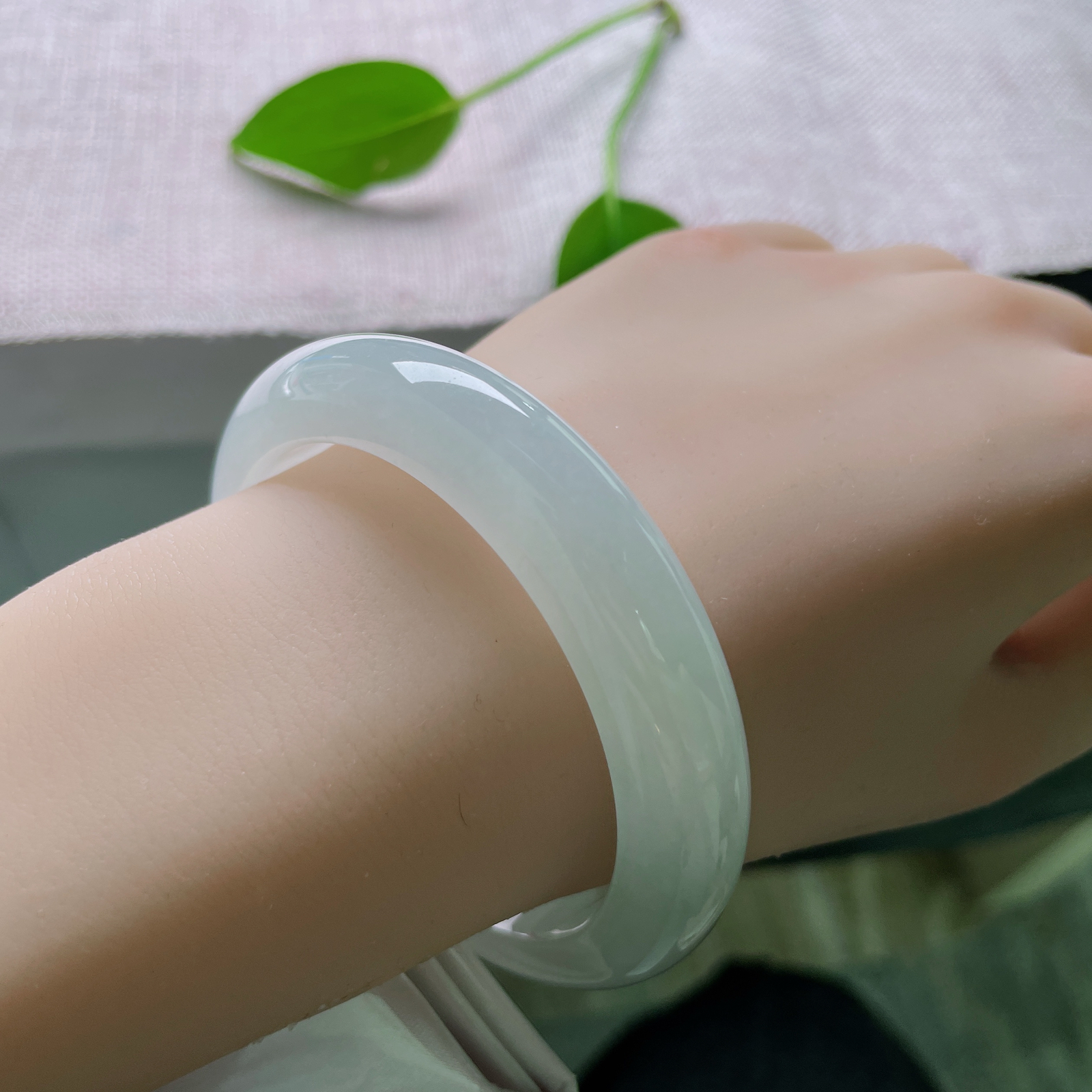 54.8/12.5/8.9，白月光正圈，白翡如霜，清辉如月，腕间一镯，便揽尽了世间所有的温柔皎洁。