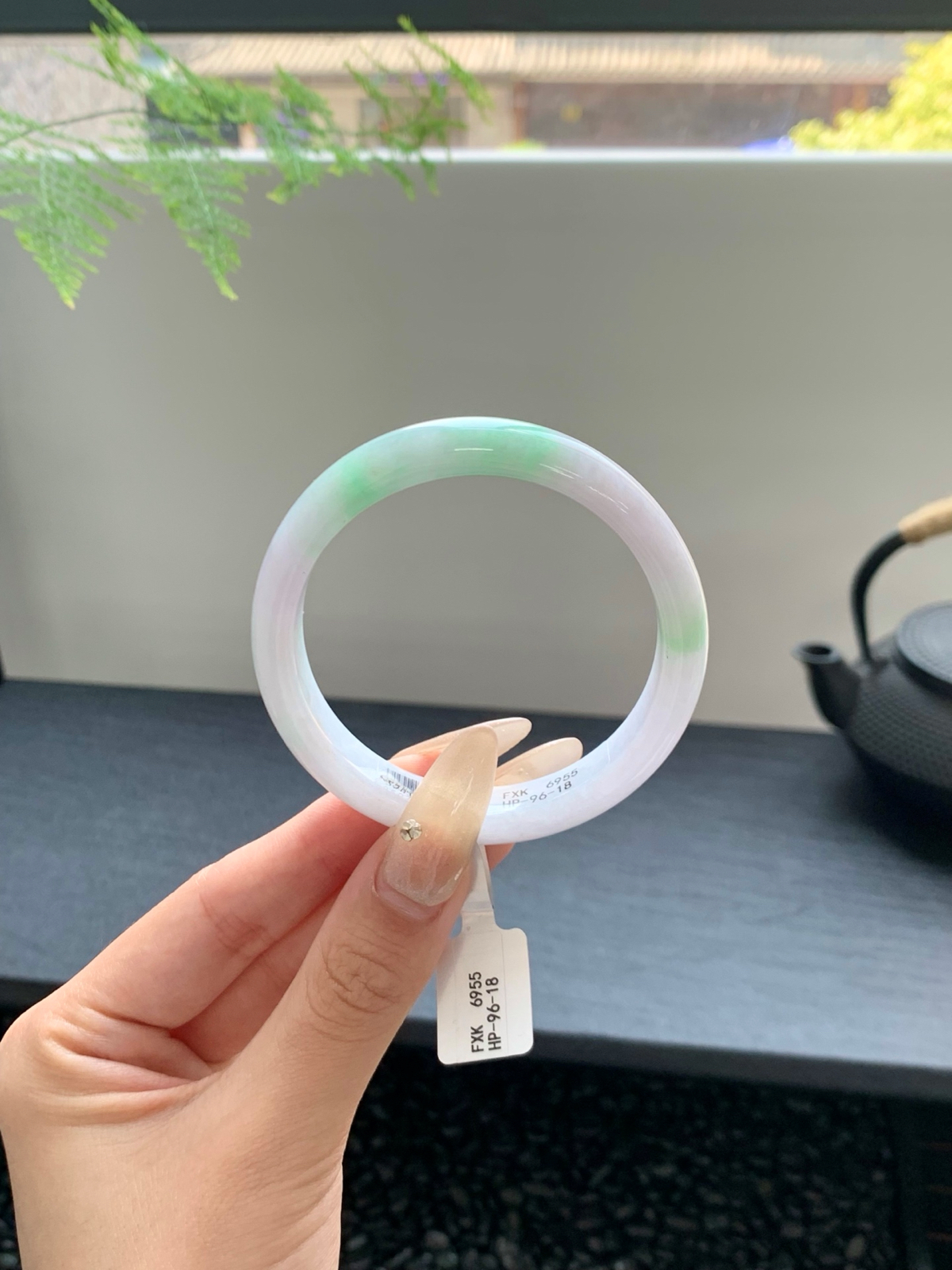 【春彩翡翠手镯】
凝冰润之质，藏春彩之韵衬得粉紫柔润鲜活，似把春日柔景封入玉中上手温婉大气（微瑕