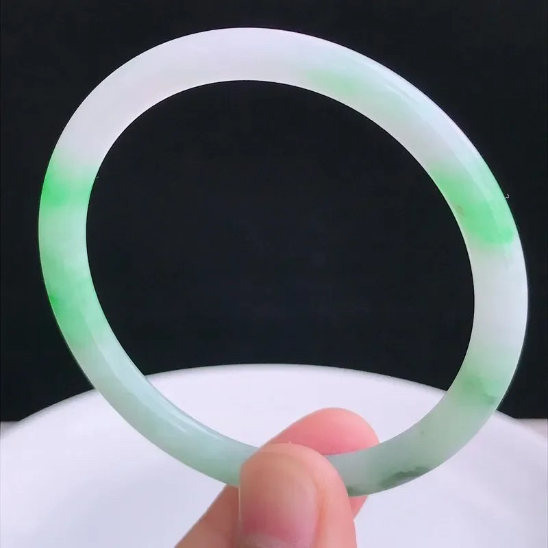 自然光拍摄53.7圈飘绿玉镯翡翠A货叮当美人手镯16.34g