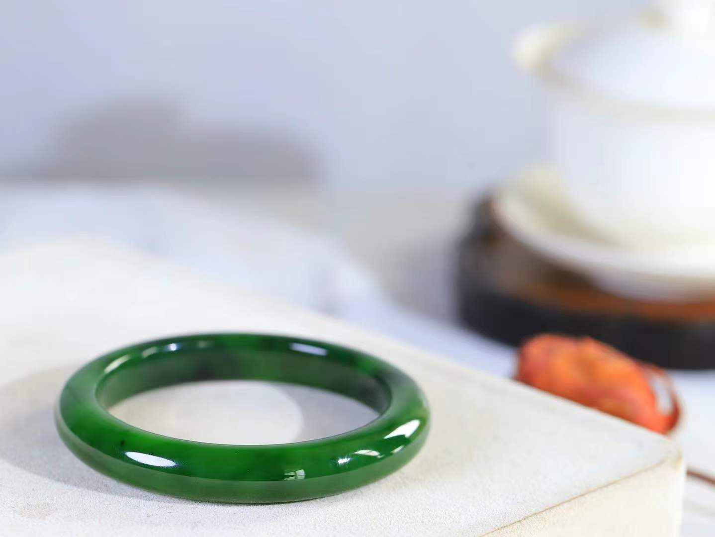 【悠悠芳华.镯】

精品和田玉碧玉手镯 玉质温润 青葱岁月，尽收腕中，婉转流畅，凝岁月悠长。盈一