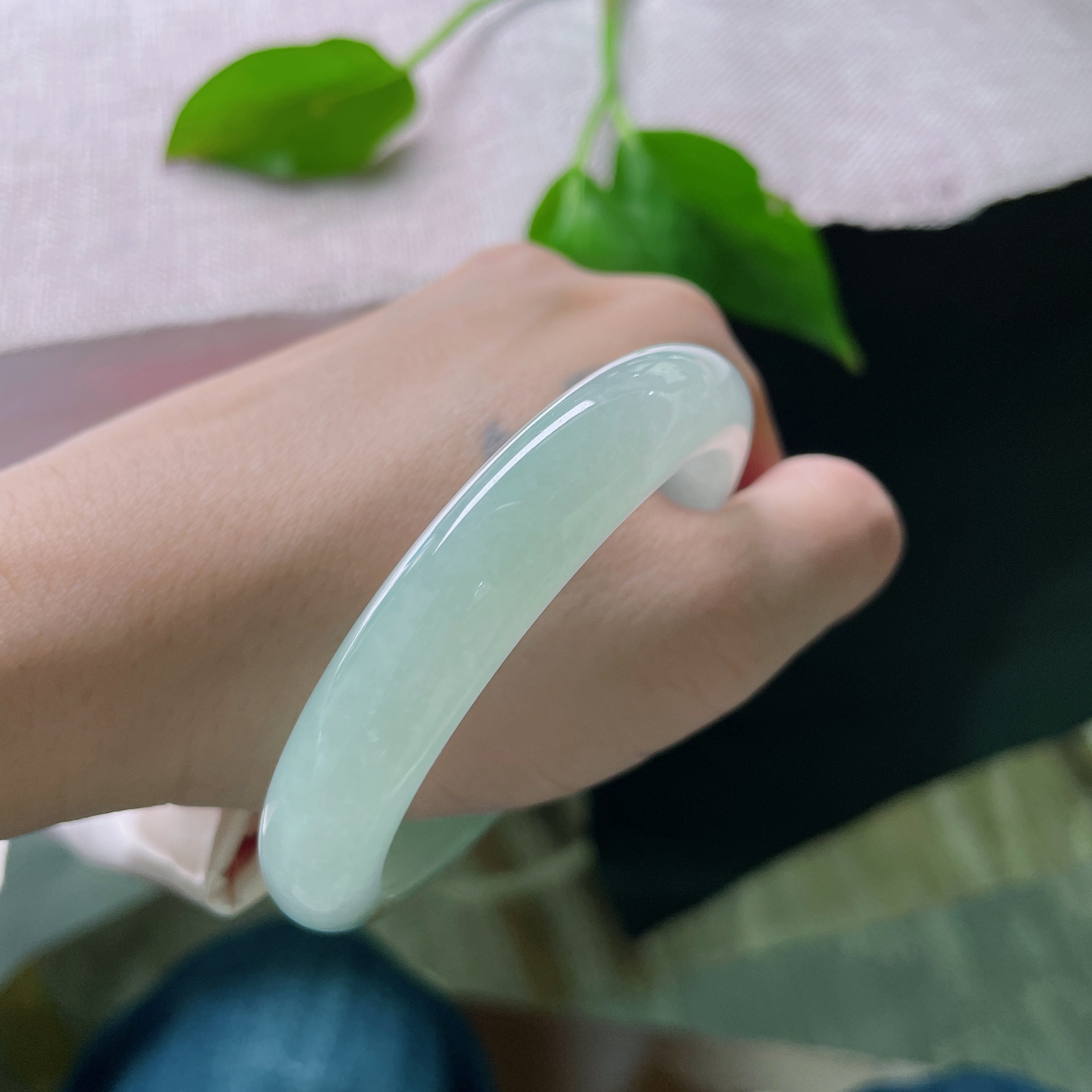 53.2/11.5/8.2，冰晴底正圈，是“清冷”与“治愈”的极致平衡。指甲纹不显，洒金，ss49522a