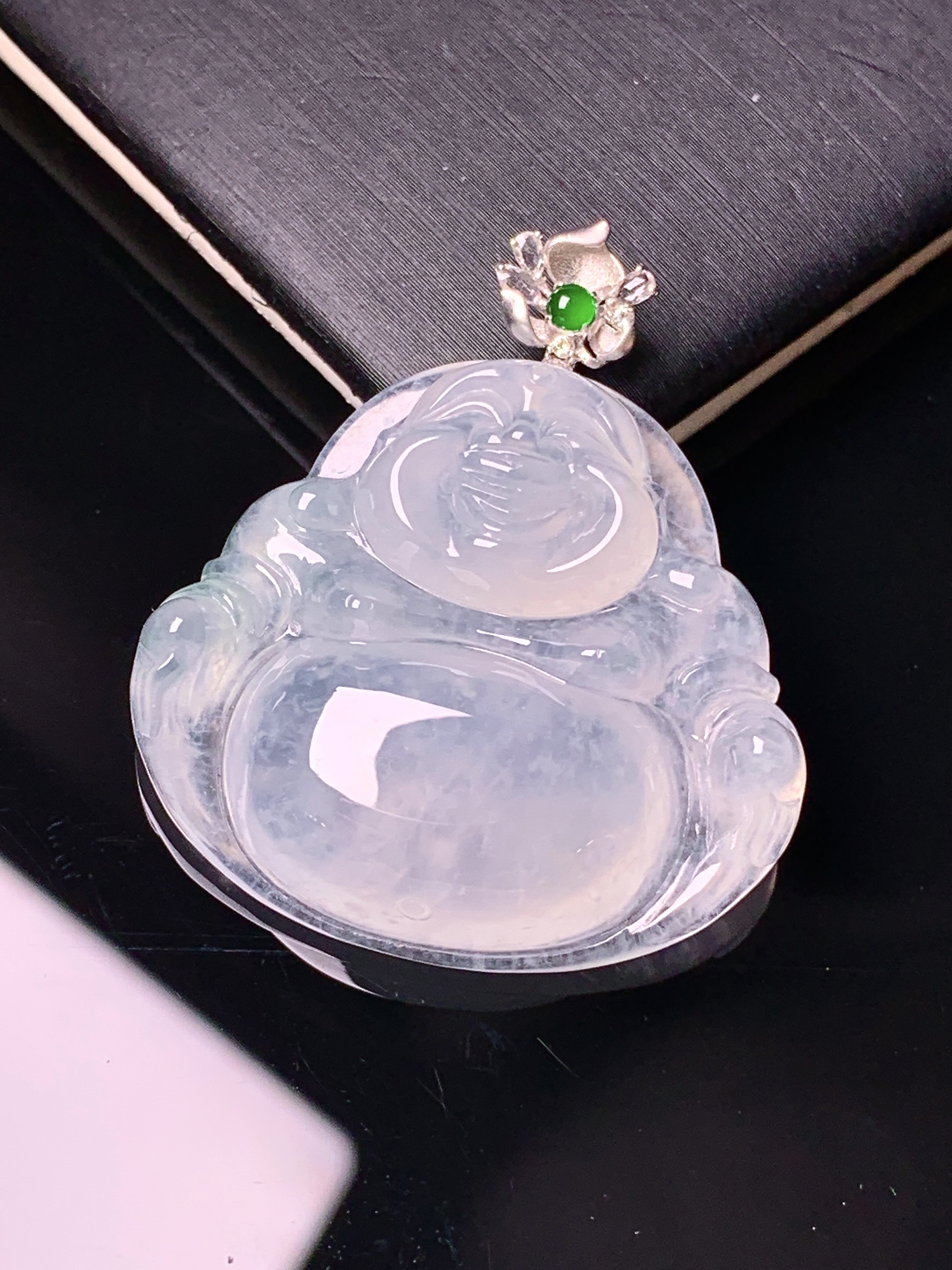 18k金钻镶嵌冰种佛公吊坠 玉质细腻 色泽艳丽清新 水润亮眼 整体尺寸35.3*31.2*7.2c1