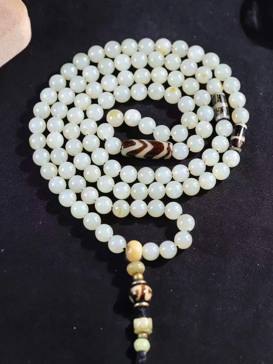 【籽.链.108】

新疆和田籽料圆珠挂链 玉质温润细腻 油性十足 佩戴舒适。珠珠落玉盘，间关莺语花底滑，一生美好时光，无论身在何处，都有它相伴相守。事事顺遂，幸福美满，吉祥如意。重93.7克 尺寸取一8mm FDL-44303133