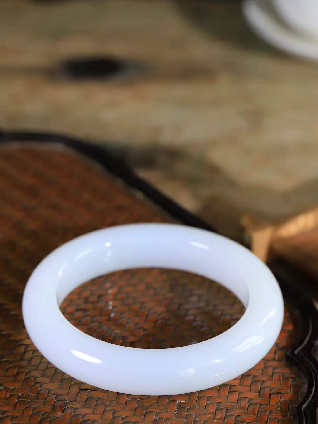 【柔情素语·手镯】

精品和田玉白玉手镯，玉质细腻温润，手感舒适，️线条流畅，简约大气，美自