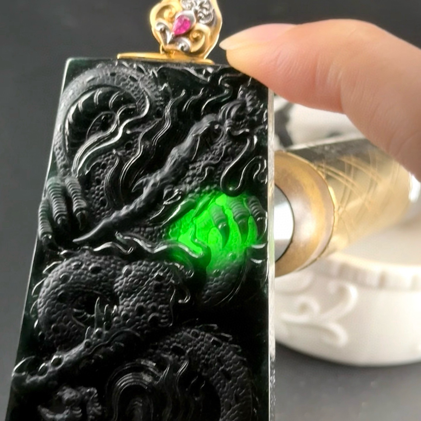 精品18k墨翠龙牌 种好色正 黑度极好 打灯通透 油性十足 尺寸61.1