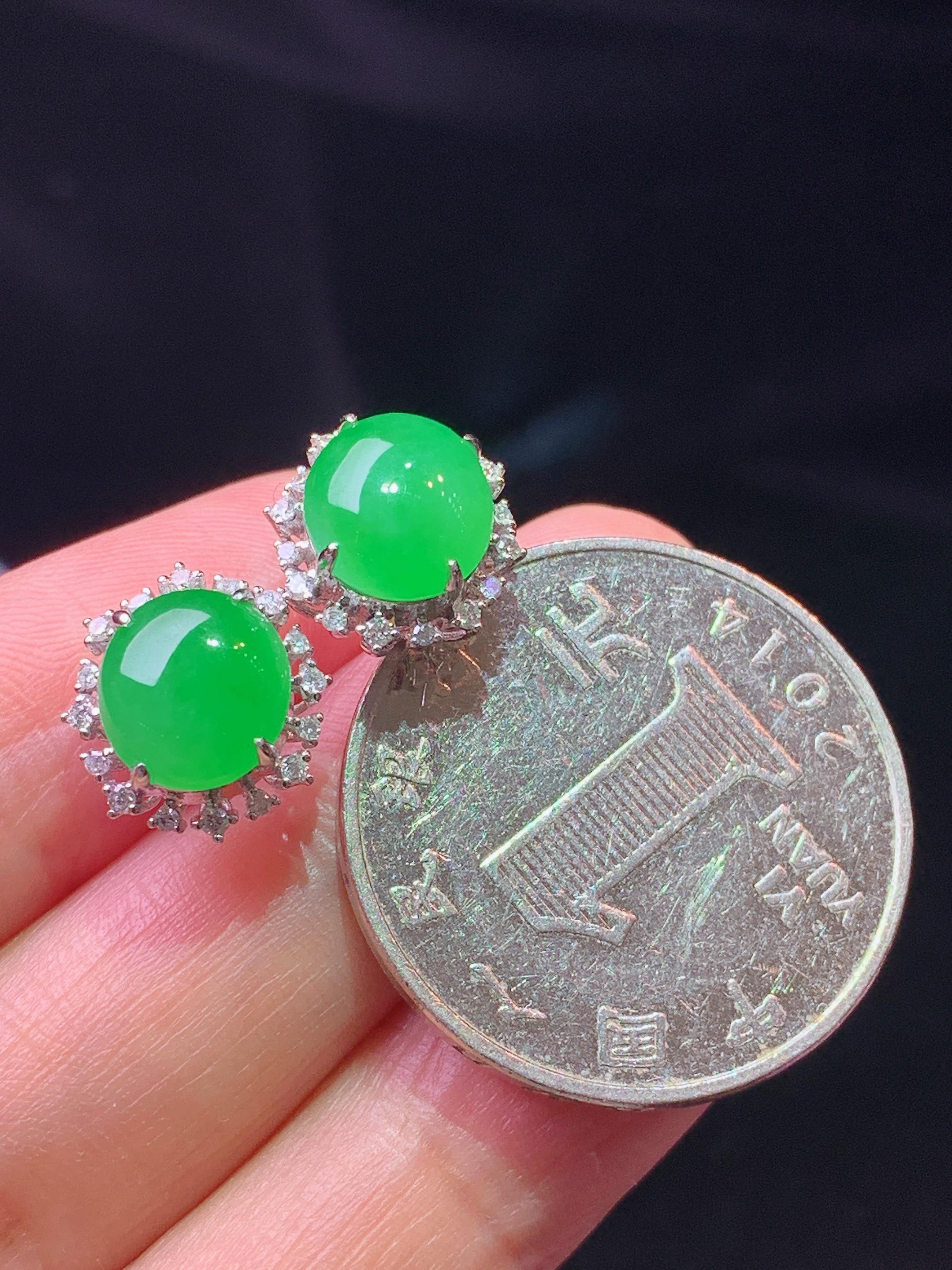 18k金钻镶嵌满绿蛋面耳钉 玉质细腻 色泽艳丽清新 水润亮眼 整体尺寸12.2*11.2*7.5f1