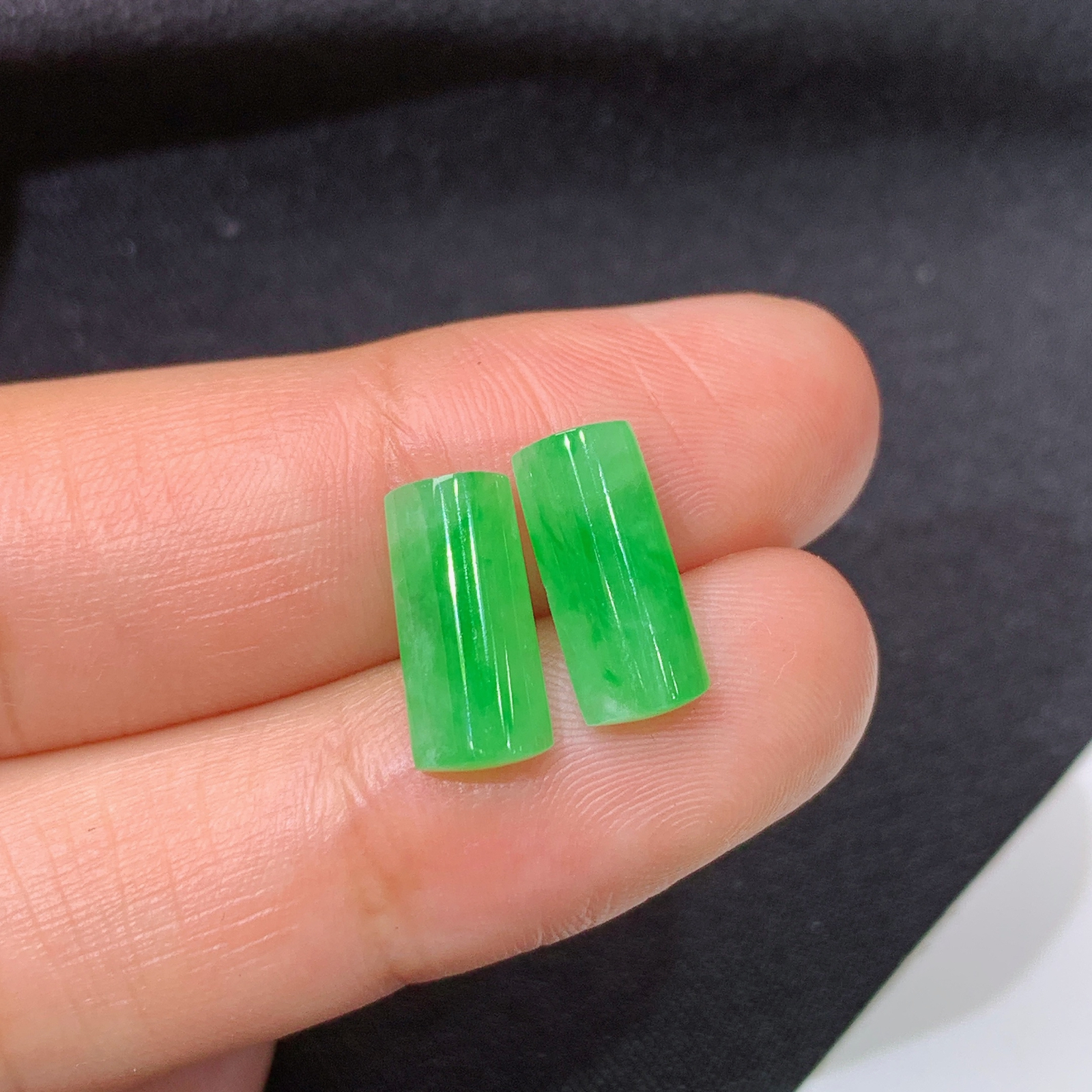 冰阳绿马鞍一对，镶嵌佳品，冰润色阳，种水足，Ht 尺寸12.1*5.3*2.5