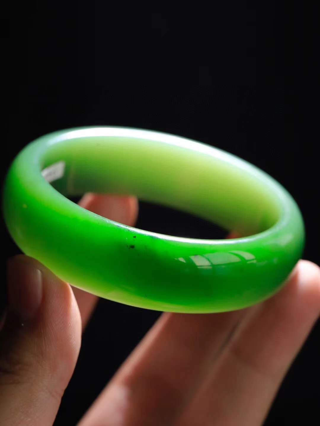 【悠悠芳华.镯】

收藏传家级臻品️和田玉碧玉手镯 玉质温润 青葱岁月，尽收腕中，婉转流畅，凝岁月悠长。盈一眸恬淡，挽一抹绿意。重76克 内径59.5mm尺寸18.2-7.8mm56343113T