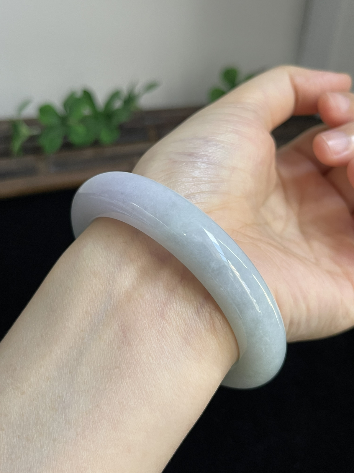 正圈57圈口，翡翠糯化种淡绿色手镯