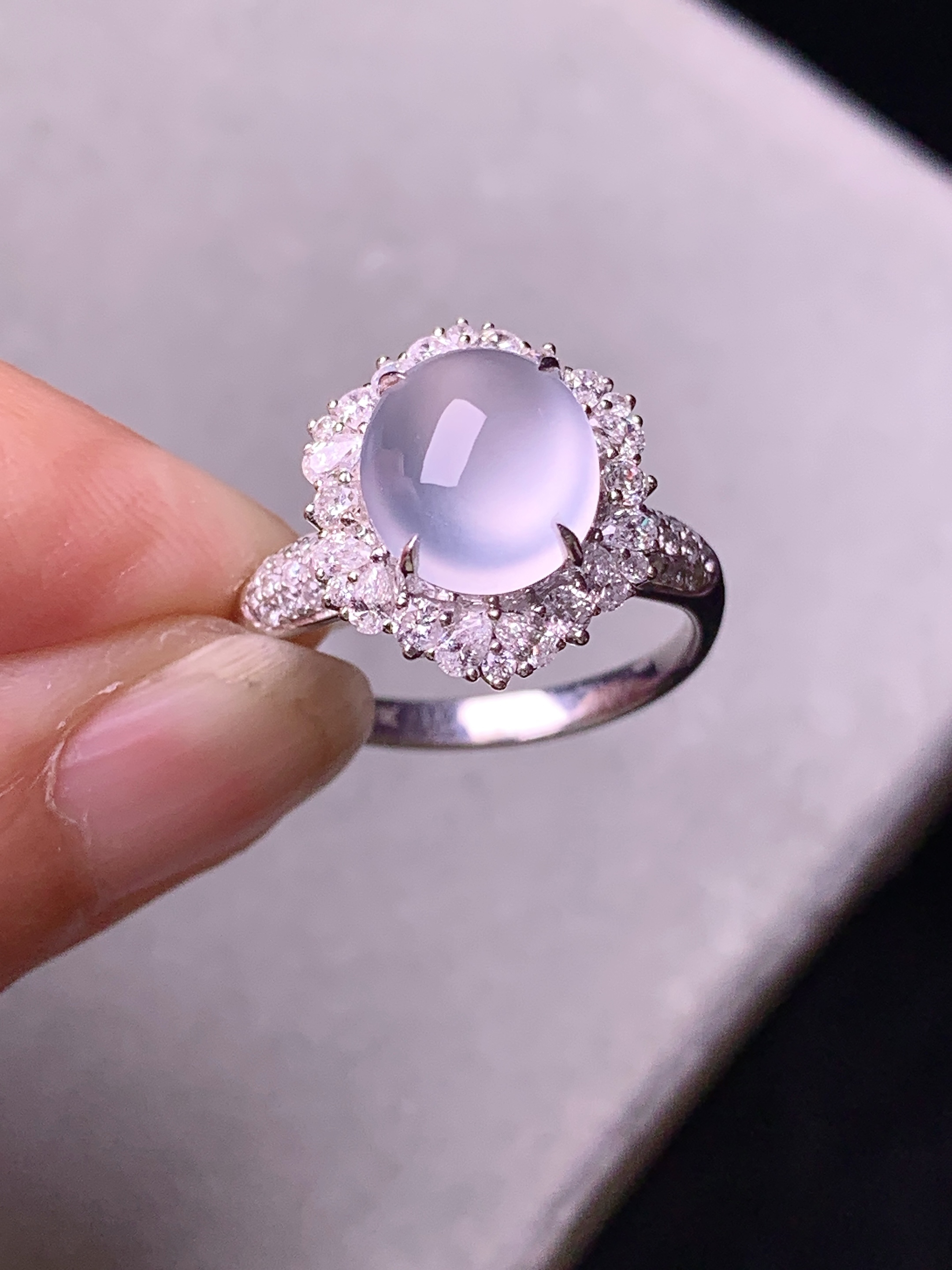 18k金钻镶嵌冰种蛋面戒指 玉质细腻 色泽艳丽清新 水润亮眼 圈口14 整体尺寸15*13*10.8