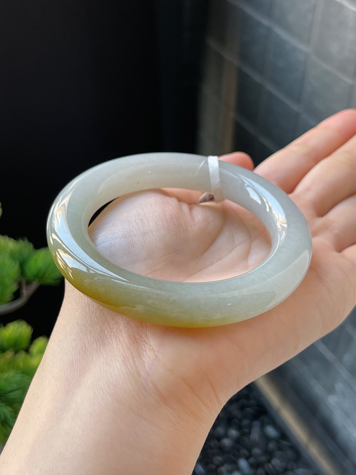 圆镯54.7圈口，翡翠冰糯种淡黄色手镯