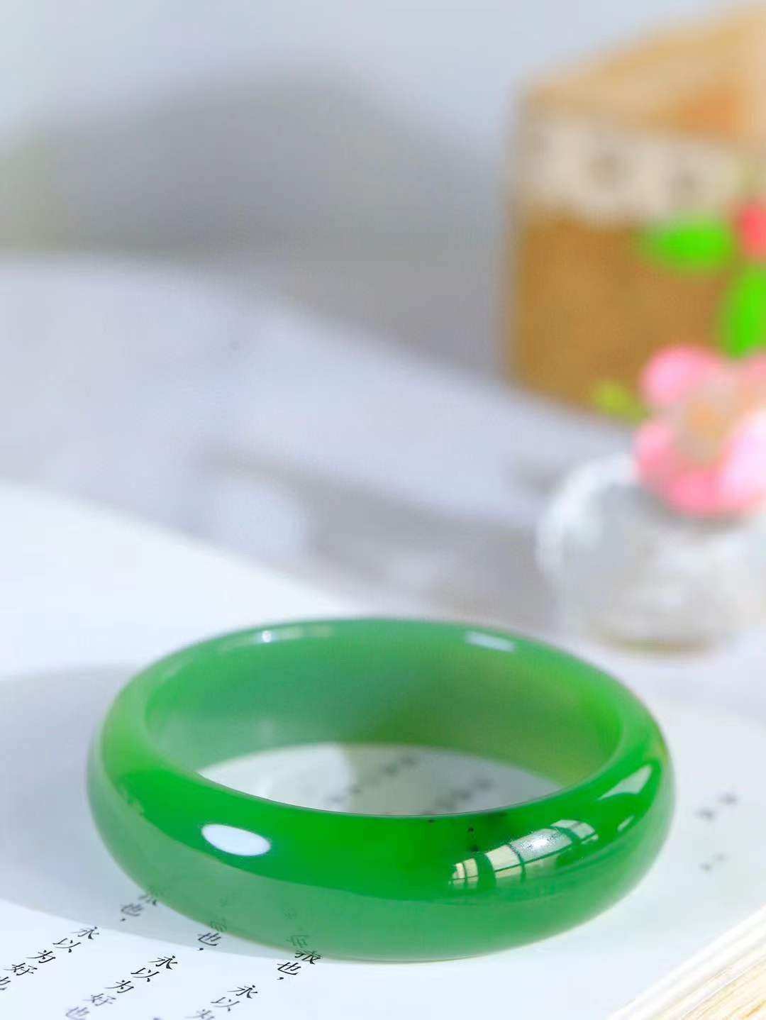 【悠悠芳华.镯】

收藏传家级臻品️和田玉碧玉手镯 玉质温润 青葱岁月，尽收腕中，婉转流畅，凝岁