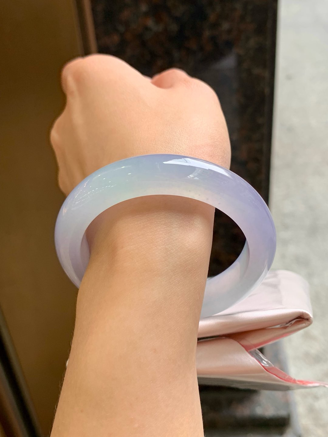 冰双彩正圈53-54可戴，翡翠冰种双彩正圈手镯，漂亮，种水极好，细腻水润，色泽清新淡雅，紫色唯美迷人，高贵优雅，自然光下不失色！