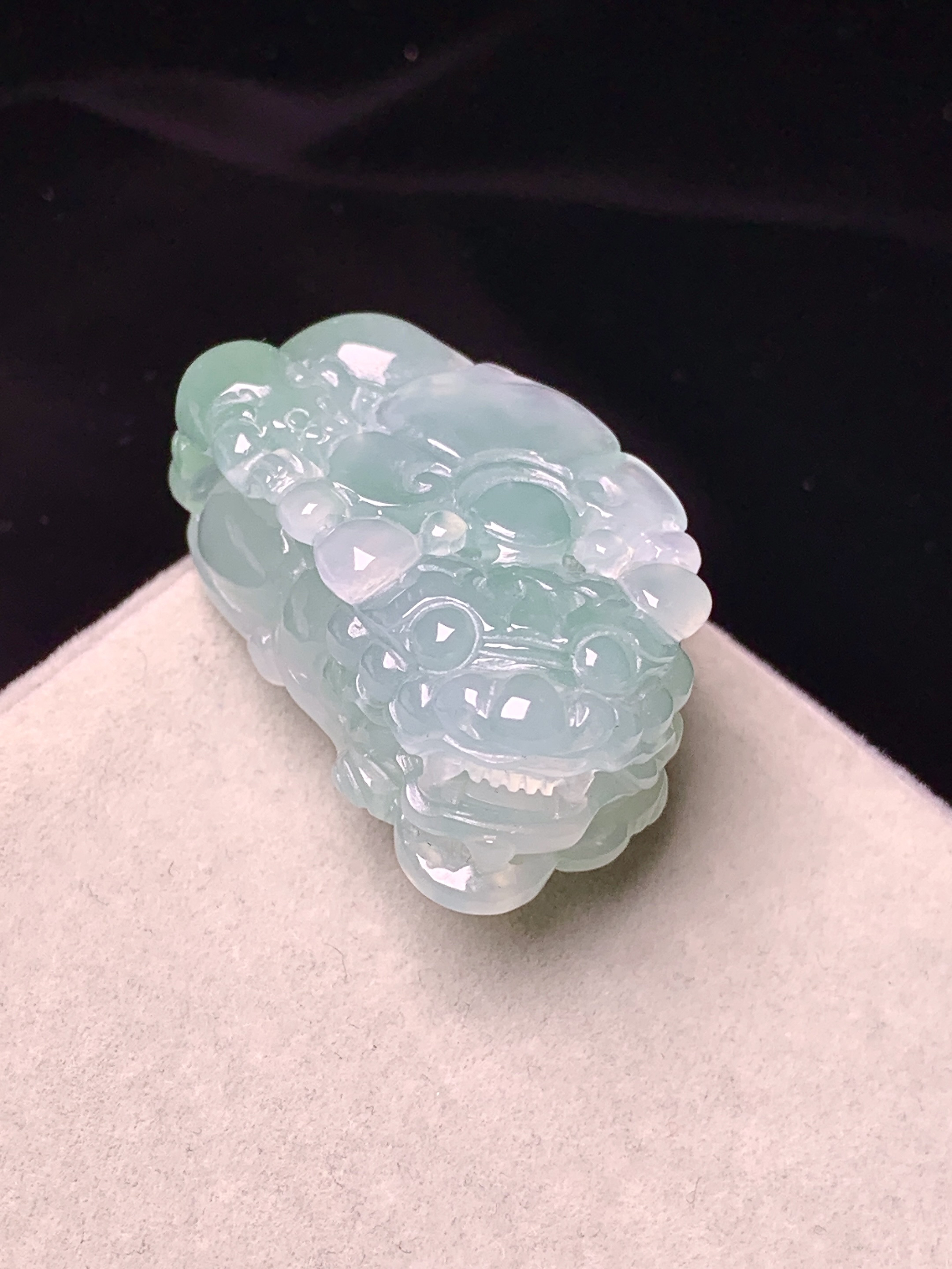 飘绿貔貅吊坠 玉质细腻 色泽艳丽清新 水润亮眼 整体尺寸32.3*18.5*12h3