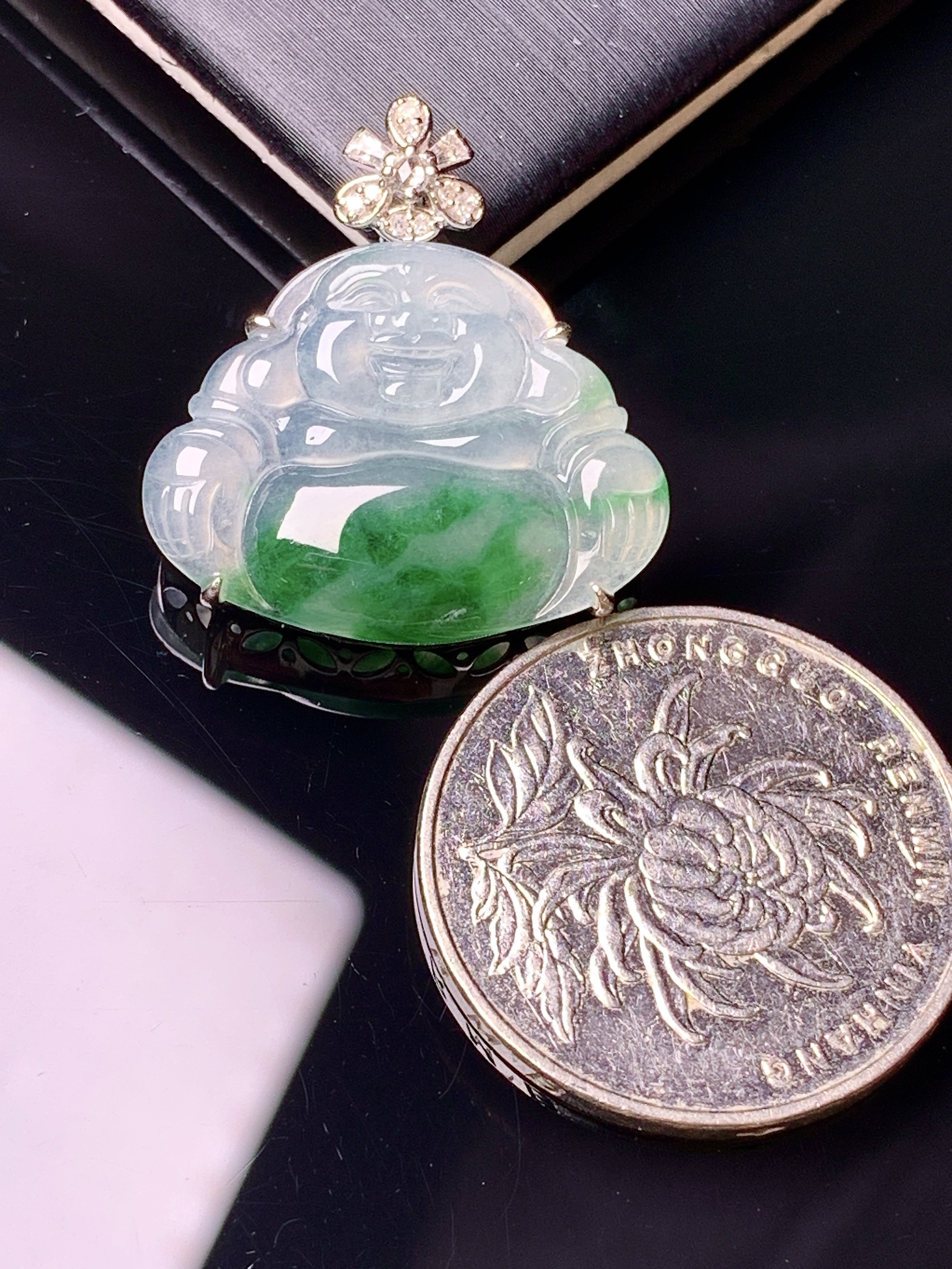 18k金钻镶嵌飘绿佛公吊坠 玉质细腻 色泽艳丽清新 水润亮眼 整体尺寸25.3*23.6*5.6yz