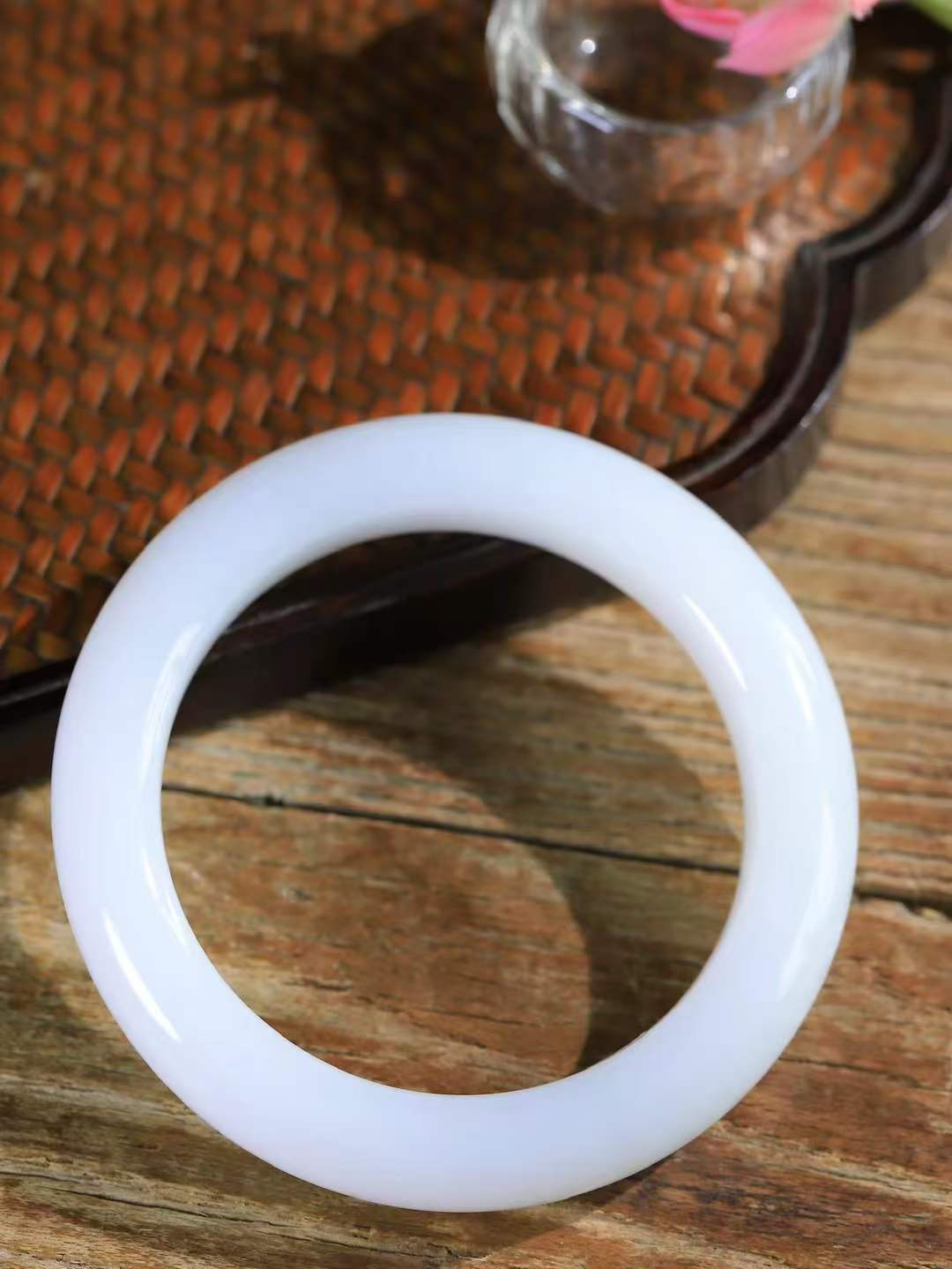 【柔情素语·手镯】

精品和田玉白玉手镯，玉质细腻温润，手感舒适，️线条流畅，简约大气，美自天成，佩戴于腕间，婉约之美，举手投足间透出那份低调奢华，醉人心扉。重91.5克 内径圈口60.5mm  尺寸14.5-11.2mm   FDA-55352403