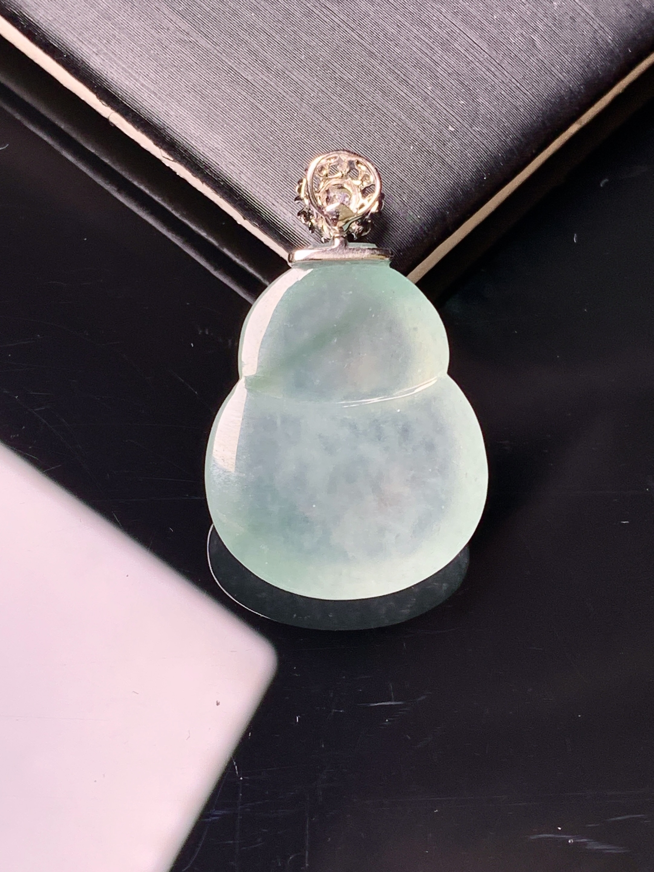 18k金钻镶嵌冰种葫芦吊坠 玉质细腻 色泽艳丽清新 水润亮眼 整体尺寸29.2*17.8*5.6yz