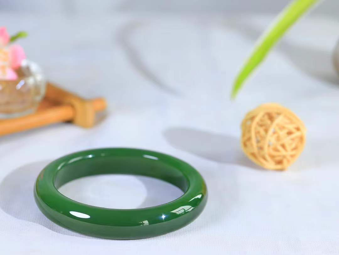 【碧色荡漾·手镯】

收藏级臻品和田玉碧玉手镯，玉质细腻温润，手感舒适，️线条流畅，简约大气