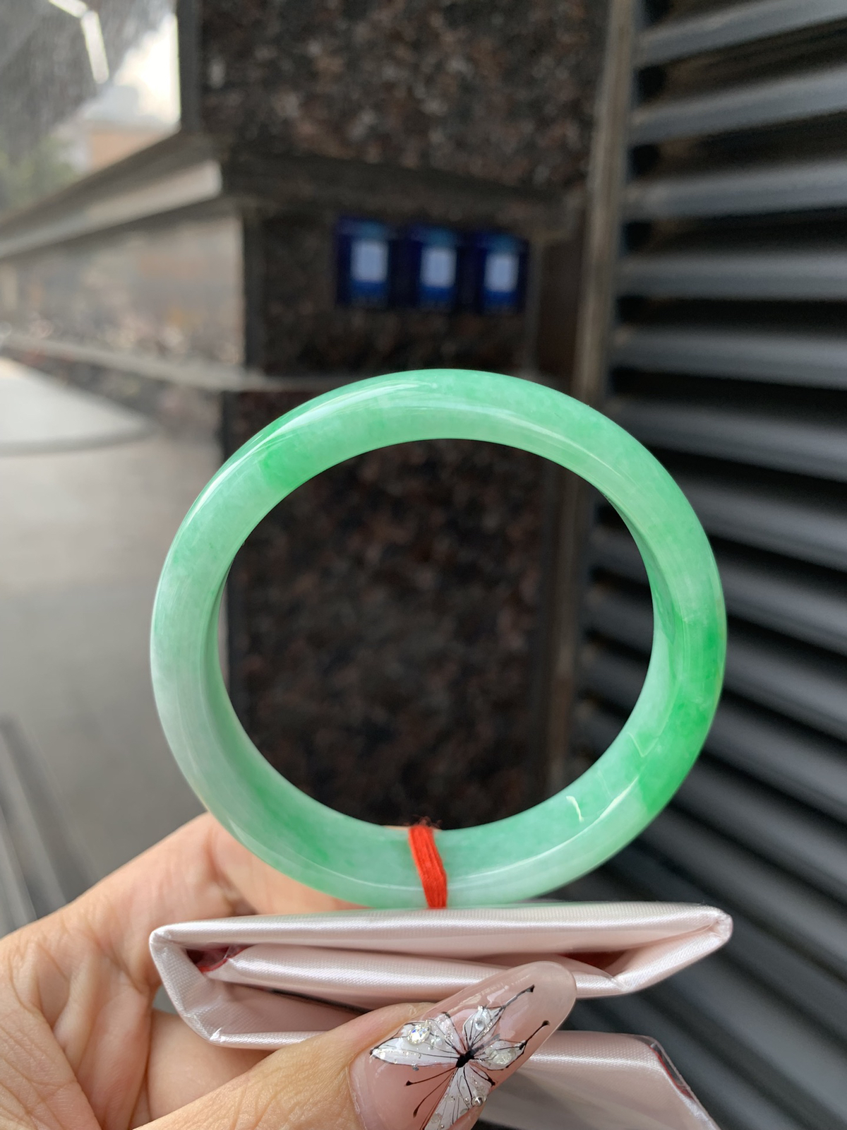 白底青阳绿花正圈
59.4-7.2-13.5底妆水润，满圈阳绿花色点睛之笔，更显灵动，有生命力。