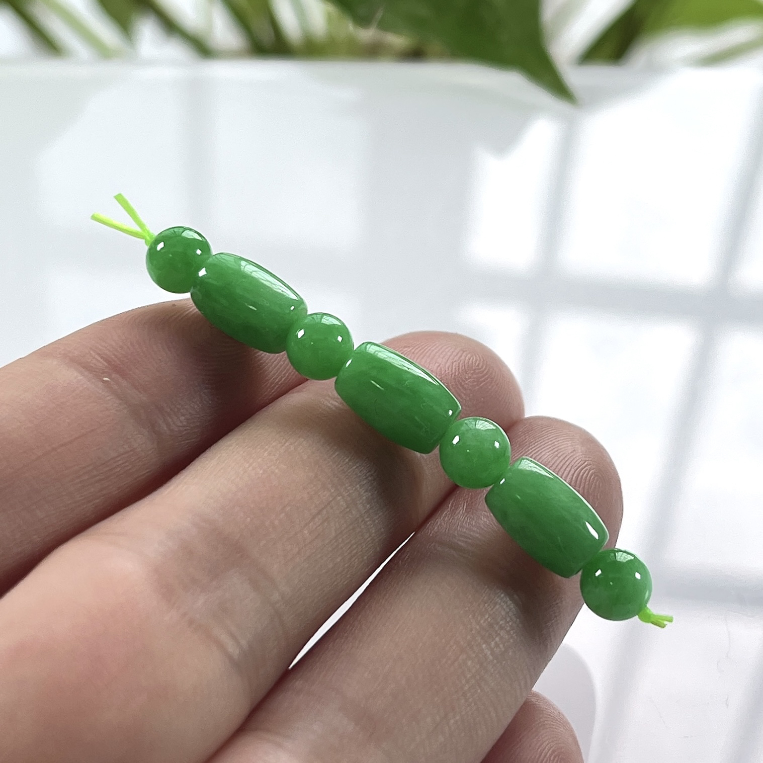 缅甸天然翡翠A货，冰润满绿阳绿散珠一份7颗，尺寸：路路通取一：10.5/6.8（直径）mm/3颗，圆