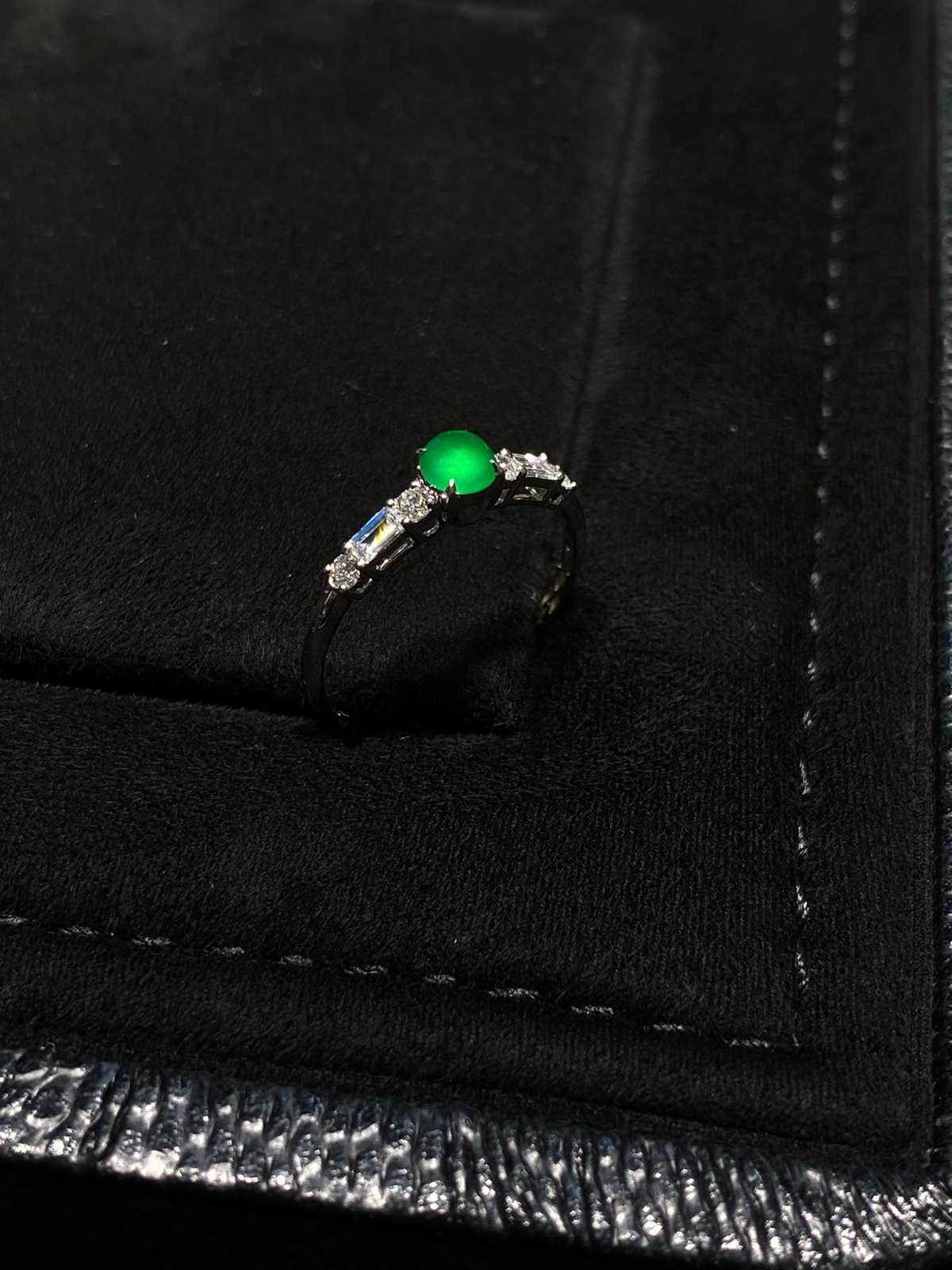 阳绿·蛋面戒指
18k金伴钻
冰阳绿，绕指的温柔锋芒