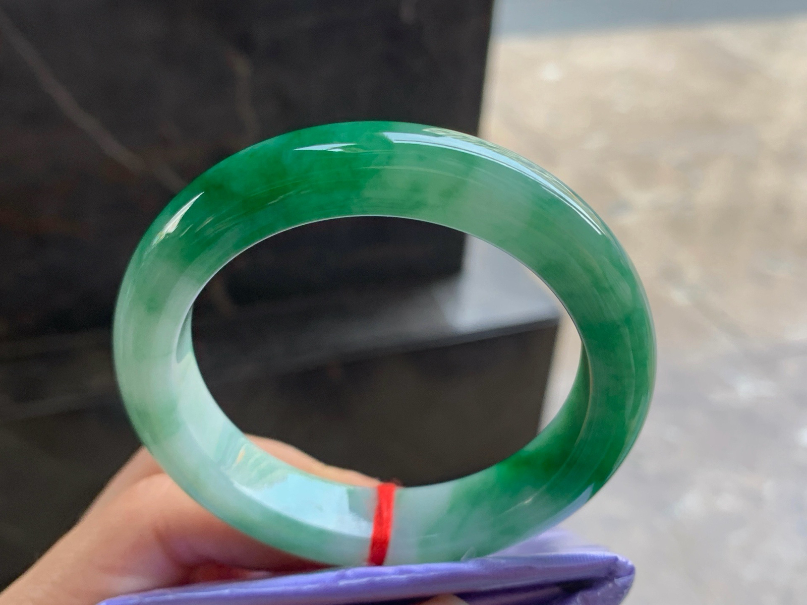 53-11.8-9.1

辣绿色手镯^_^颜色鲜艳 玉质温润