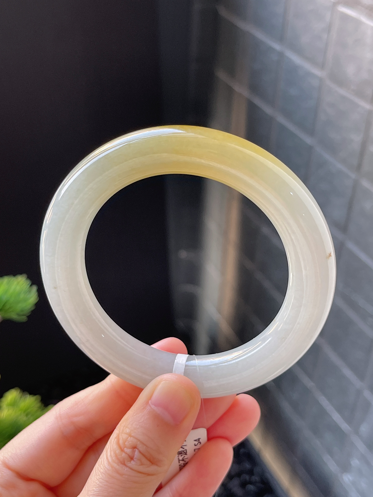 圆镯54.7圈口，翡翠冰糯种淡黄色手镯