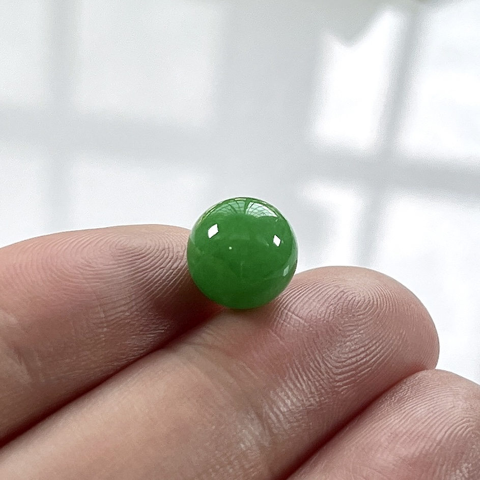 收藏级别，缅甸天然翡翠A货，卡10.2冰润满绿阳绿圆珠单珠一颗，尺寸：10.2mm/1颗，重量：1.88g