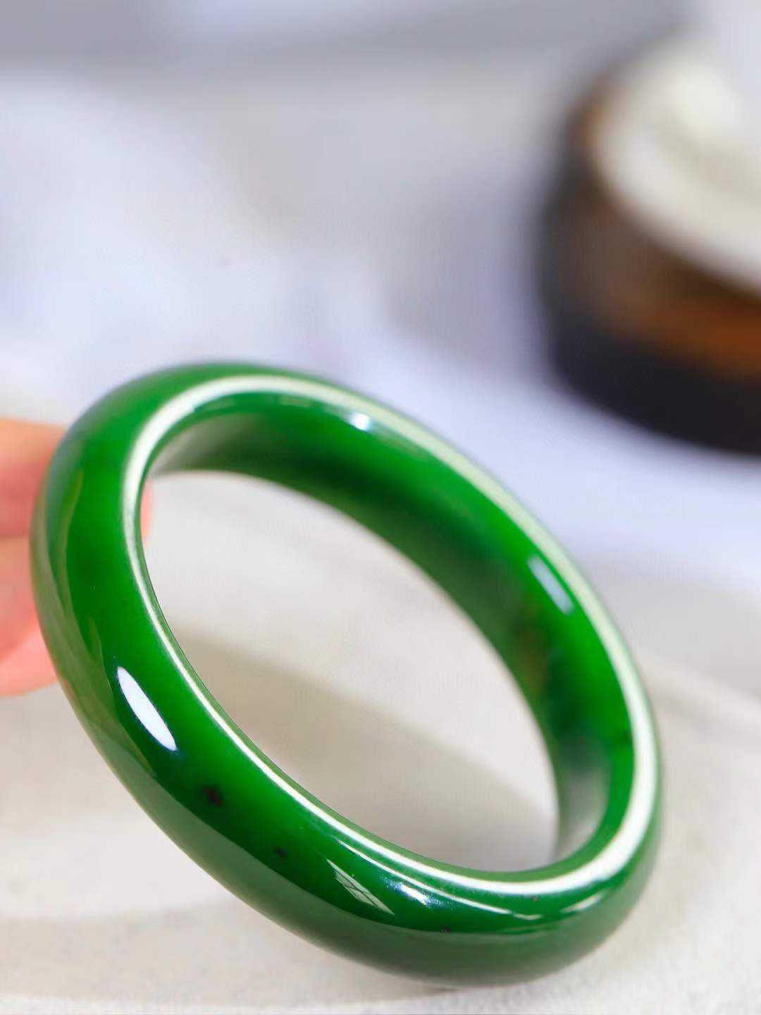 【温润如心.镯】

精品和田玉碧玉手镯，精选上等碧玉料，色泽清透，质地细腻。佩戴它，感受千年玉文化的温润与优雅，愿它为您带来平安与幸福。重60克  尺寸56.5-13.2-8.8mm  10353111A