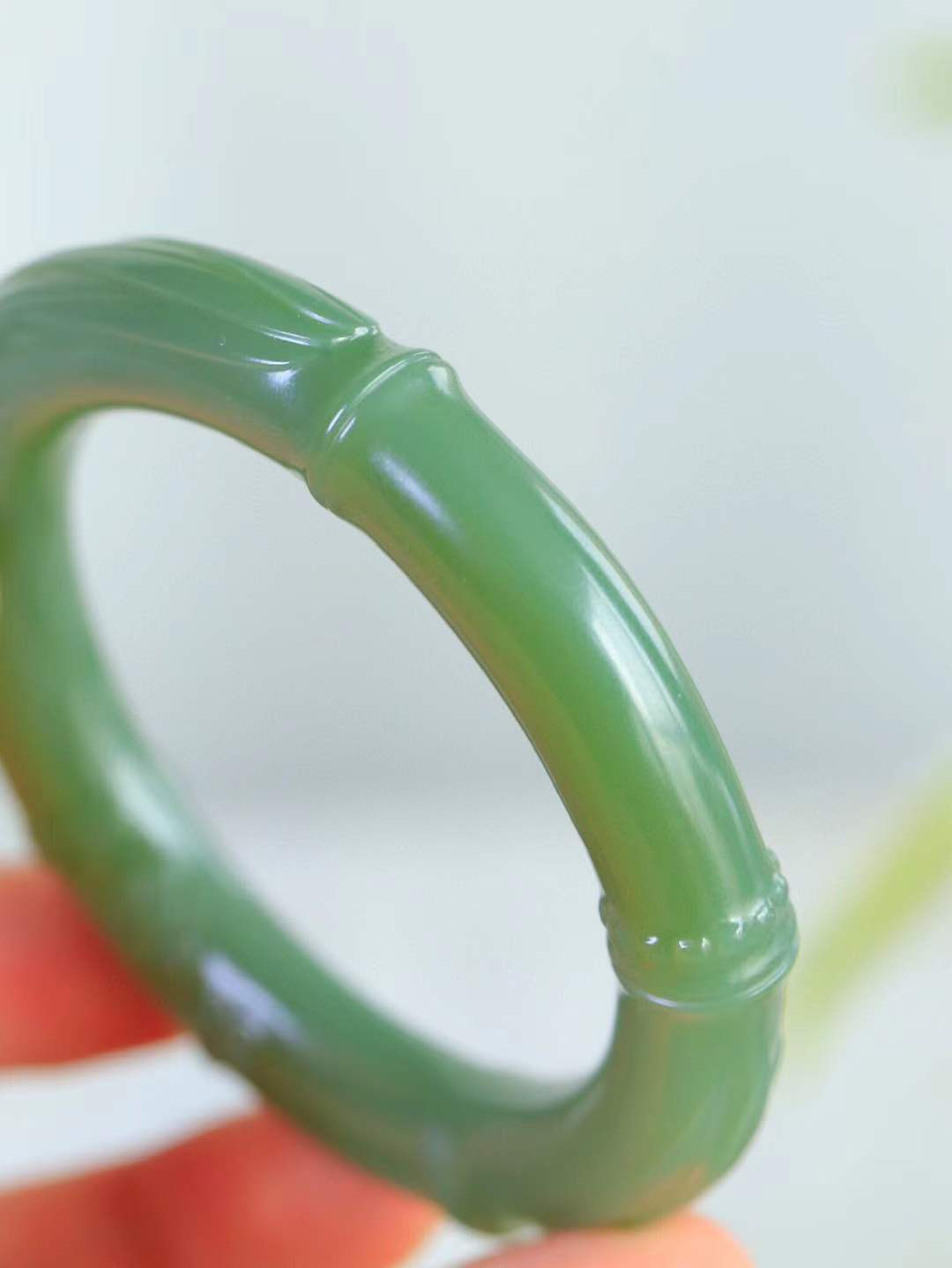 【节节高升.手镯】

精品和田玉碧玉竹手镯，玉质温润细腻，苏工精雕竹节，竹子品德高尚，生而有节，象征气节正直、不屈不俗。竹叶纤秀俊逸，舒展自如，迎风摇曳，柔美清逸，清新典雅。️整器画面空灵简洁佩于胸前，寓意祝福，高风亮节，步步高升。
内径56mm尺寸10.5-11.6mm重63.3克99363177T