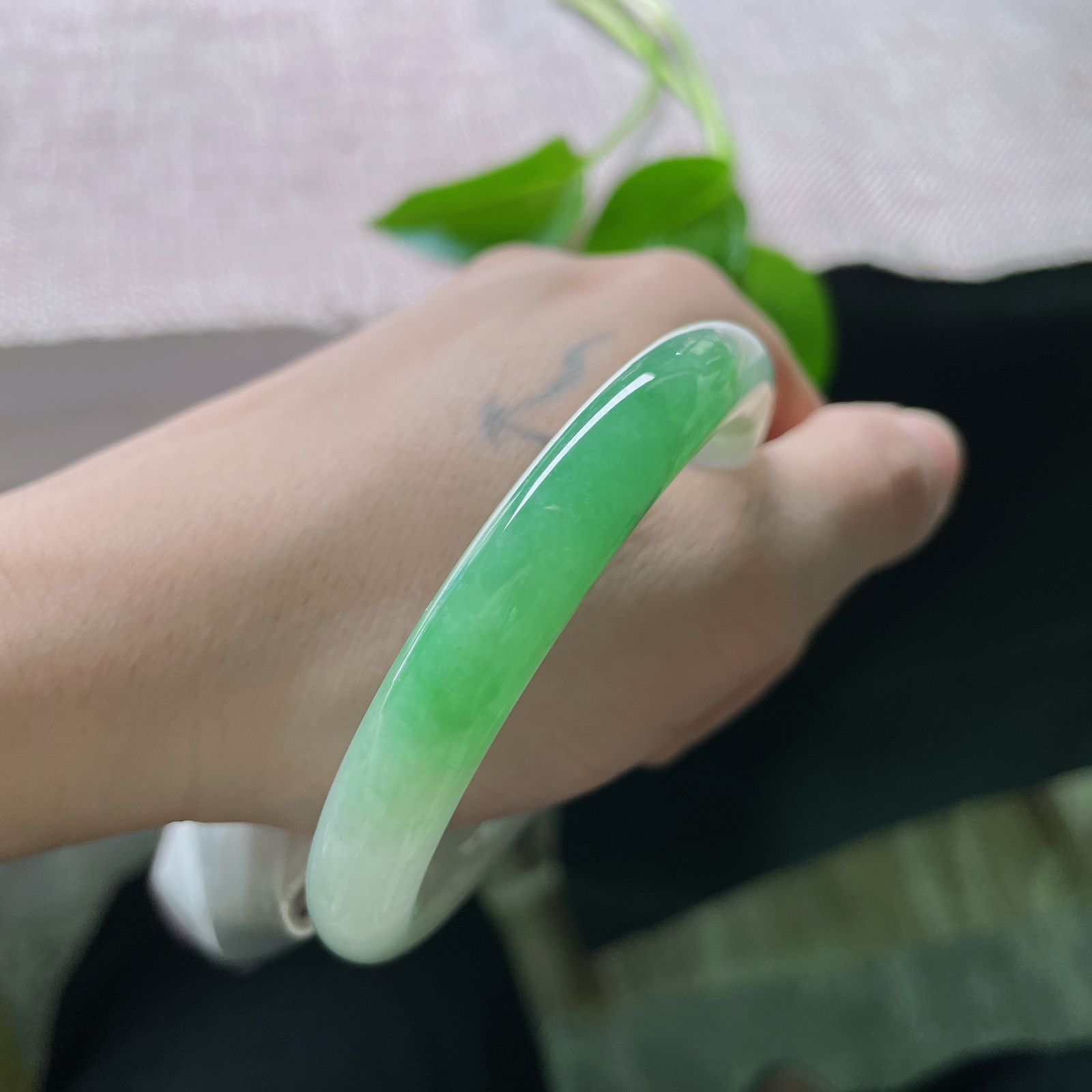 52.3/9.2飘绿圆条，水润细腻，翠色伊人，郁郁葱葱，沙眼，贵气。