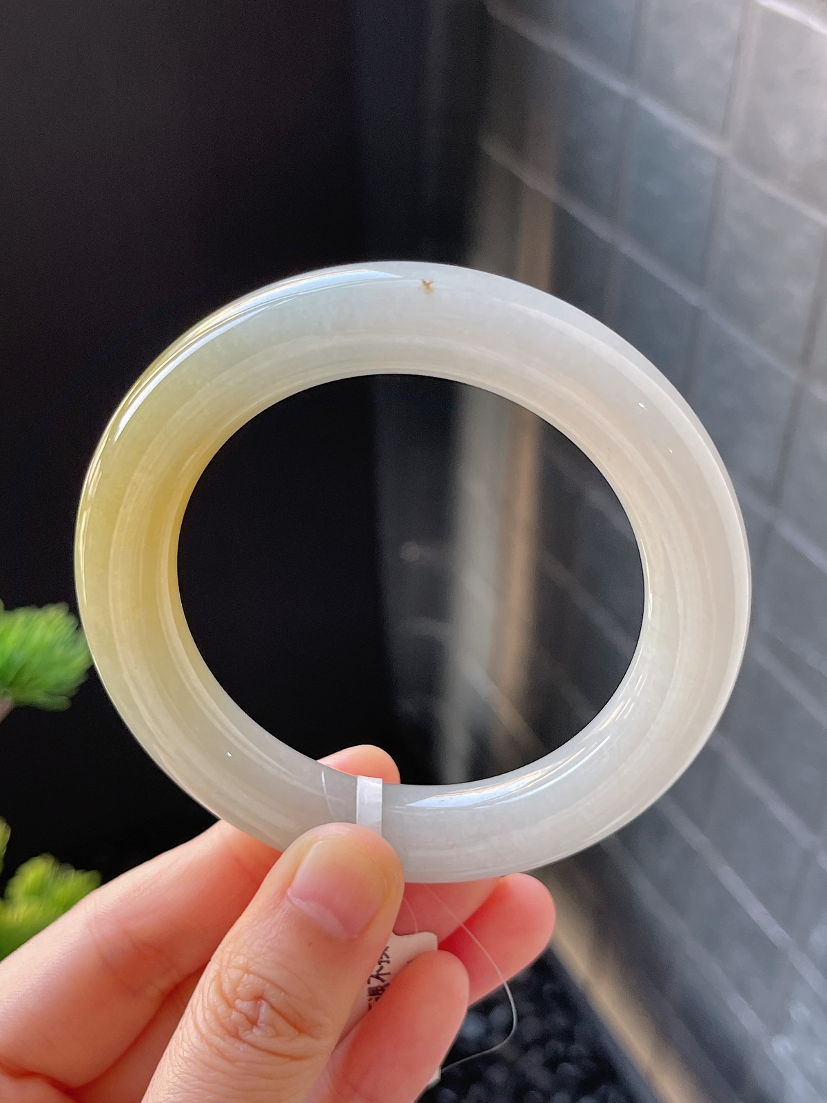 圆镯54.7圈口，翡翠冰糯种淡黄色手镯