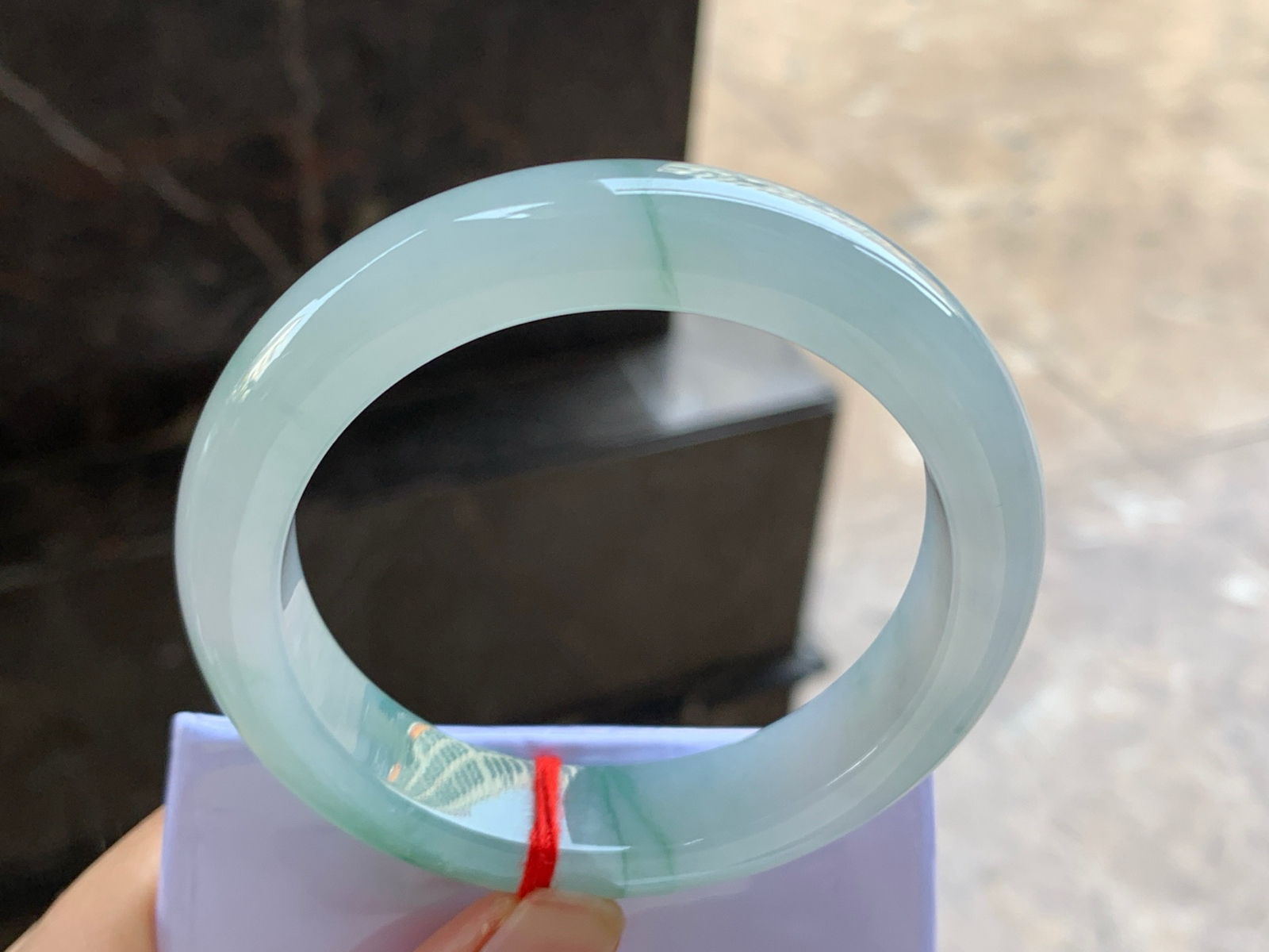 55.5-12.7-8.9

绿花圆条手镯^_^水润冰透