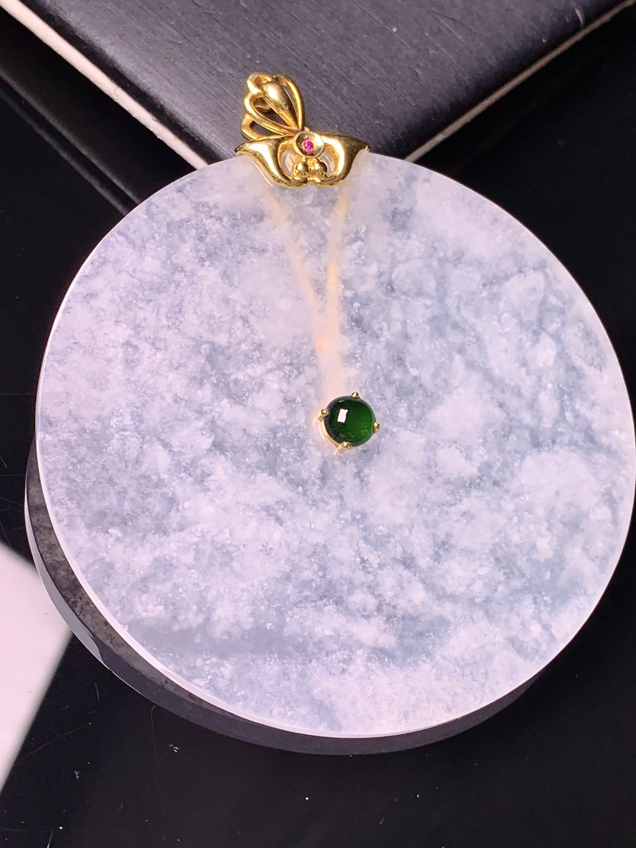 18k金镶嵌冰种雪花棉圆牌吊坠 玉质细腻 色泽艳丽清新 水润亮眼 整体尺寸61.6*54.3*3c1